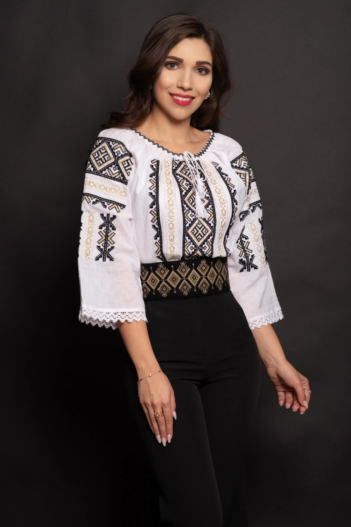 Traditional Ie dama Catrina cu broderie neagra in romburi si fir aurit