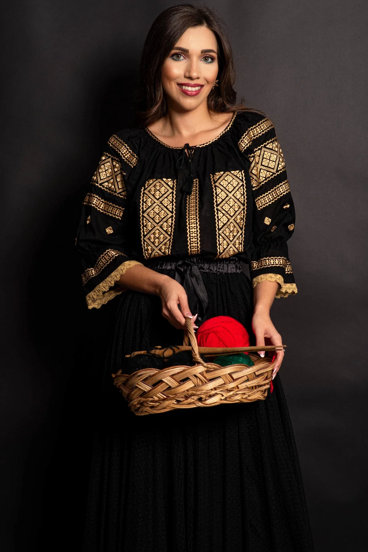 Traditional Ie dama din bumbac Sorina neagra cu broderie aurie