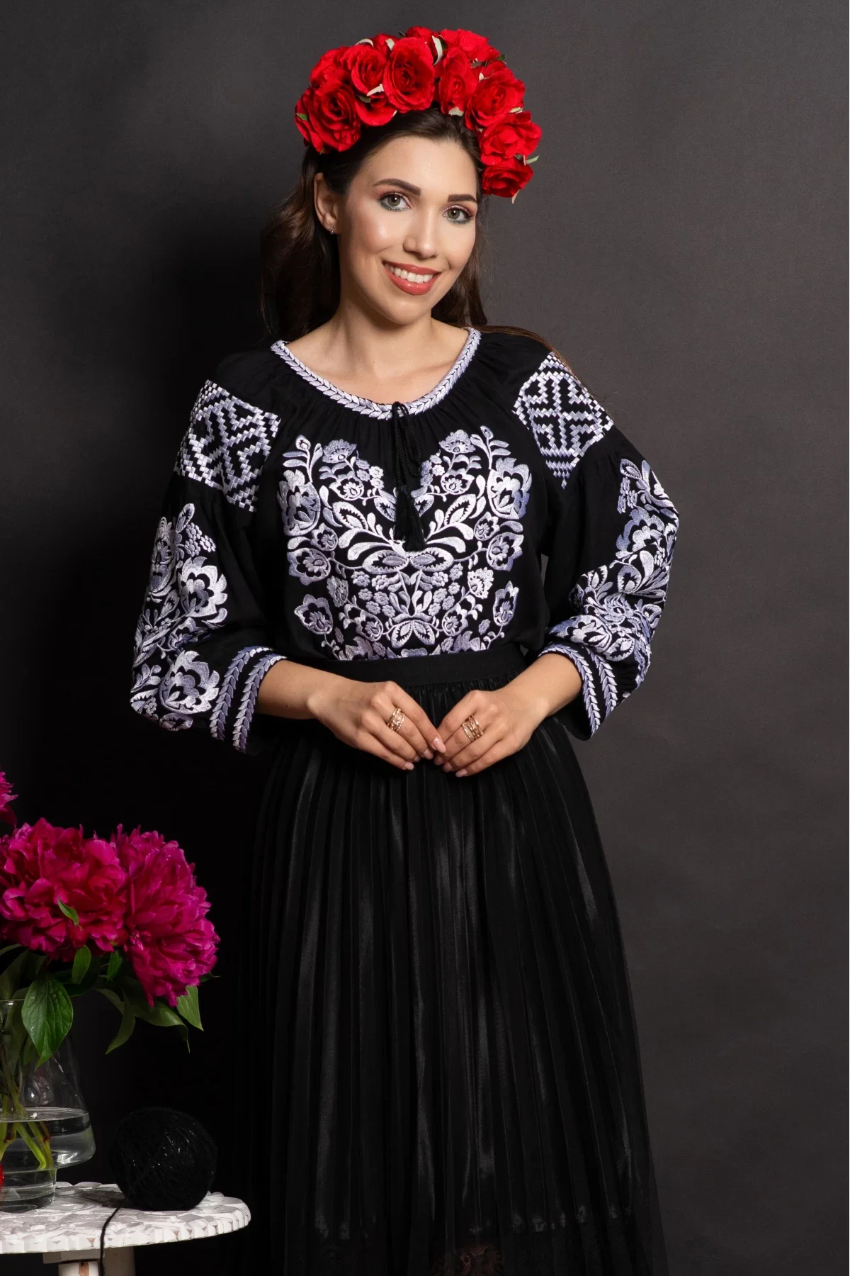 Traditional Ie dama neagra a din vascoza Marisol cu lalele brodate