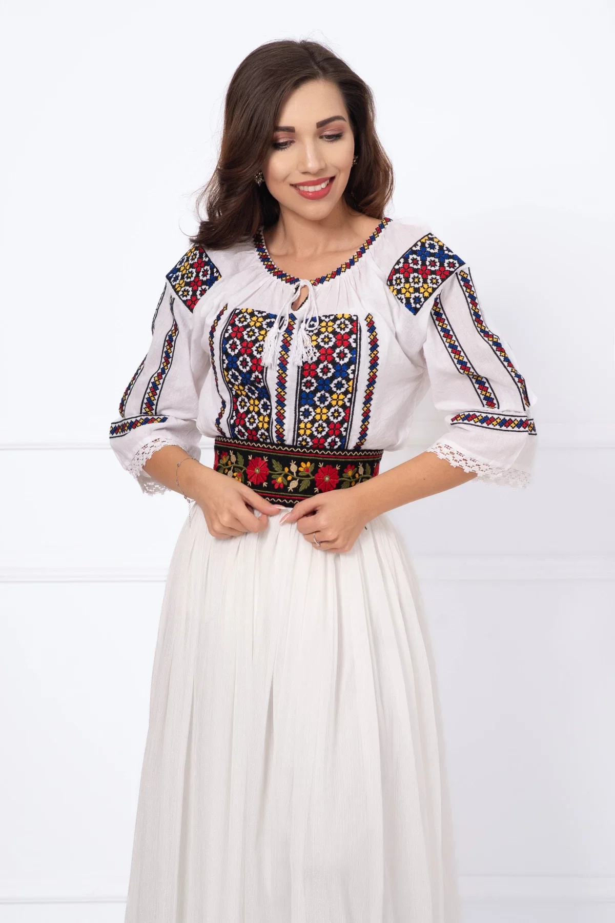 Traditional Ie nationala brodata cu tricolor