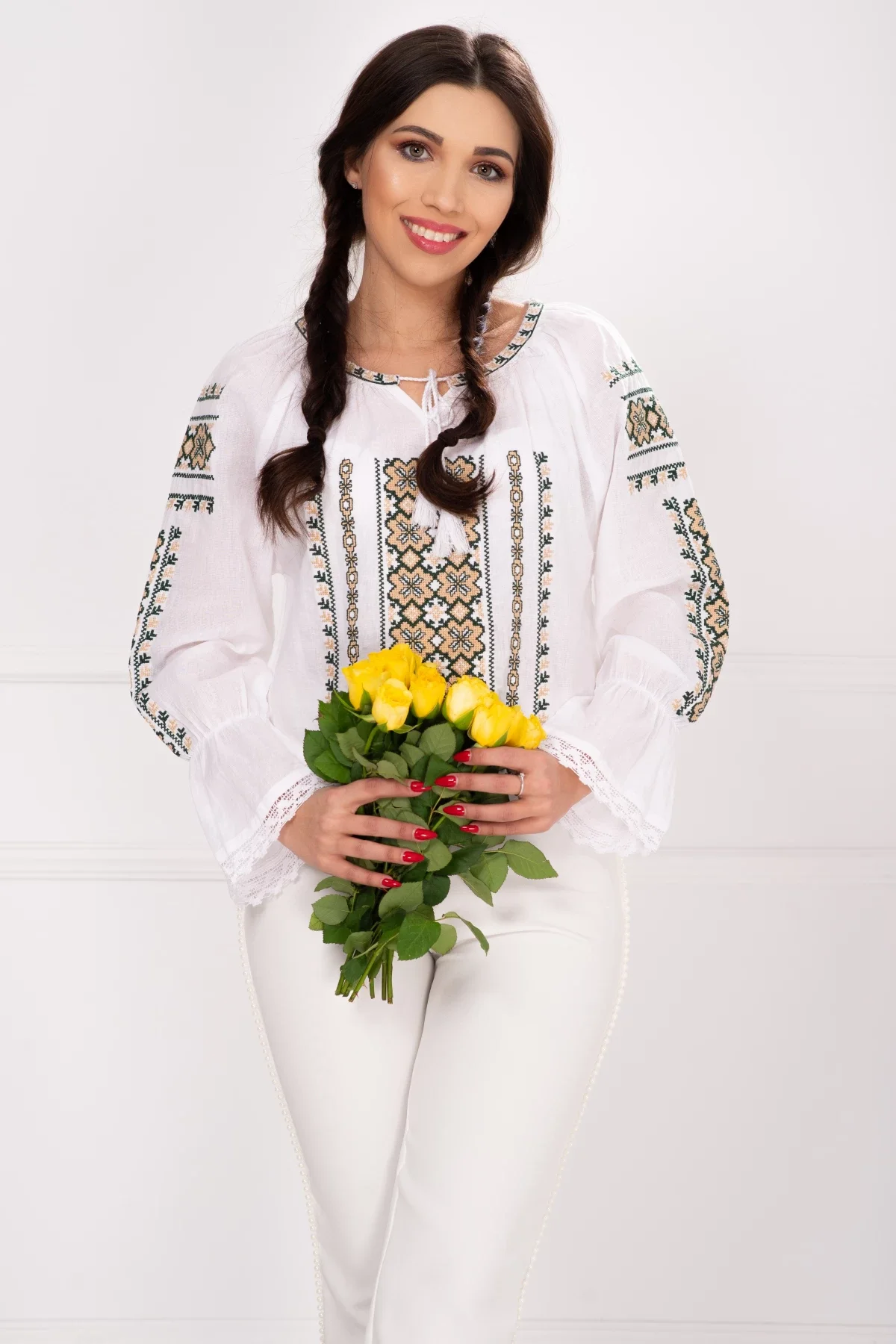Traditional Ie populara Catalina cu broderie folclorica
