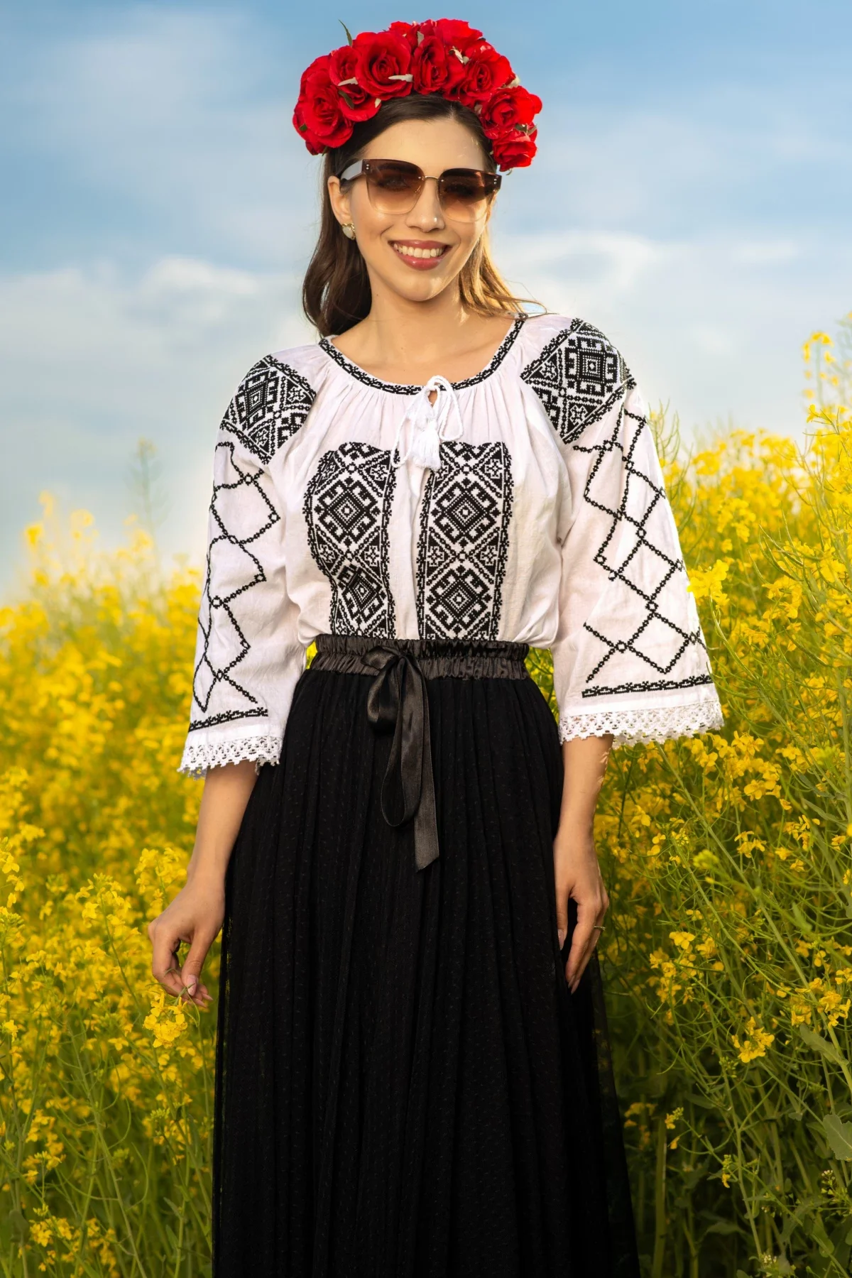 Traditional Ie transilvaneana Lisandra alba din bumbac cu broderie neagra