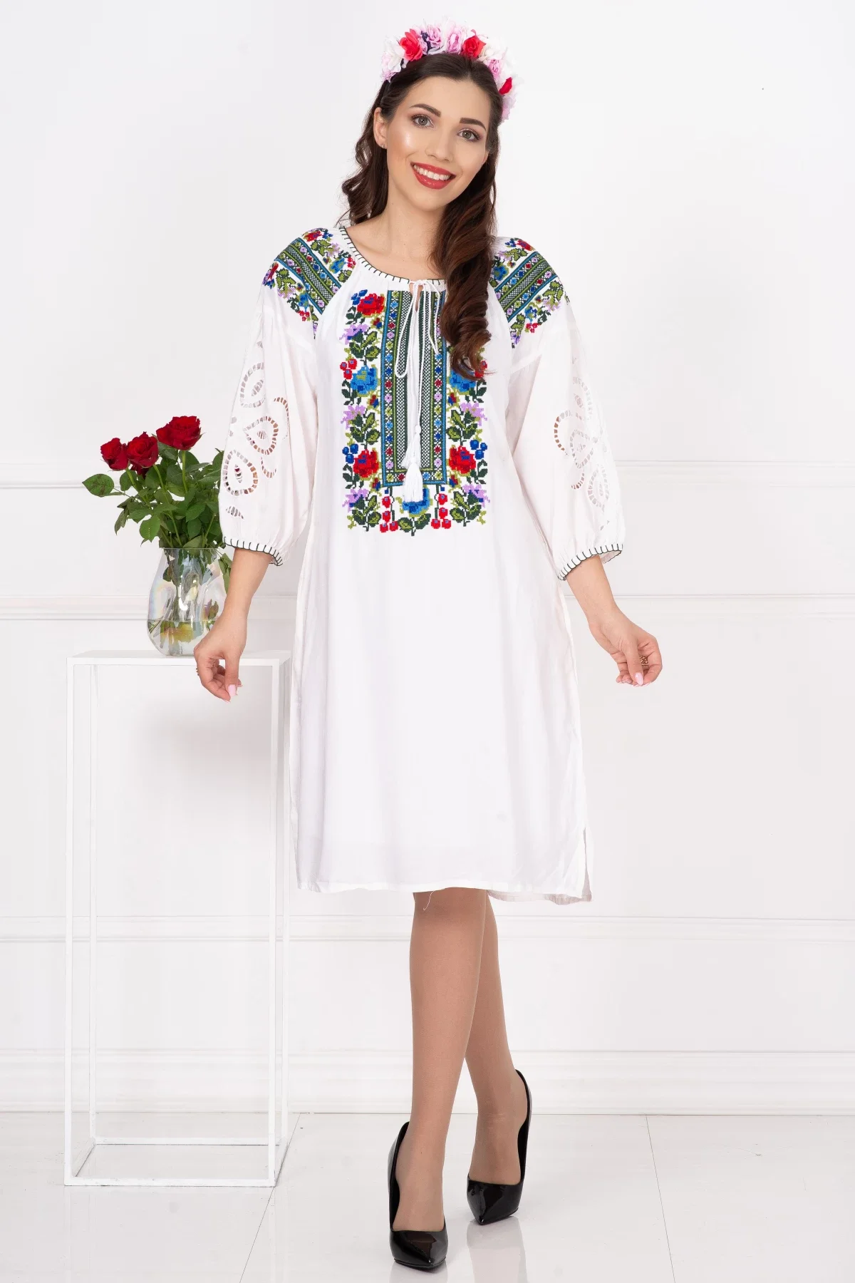 Traditional Rochie a alba Aura cu flori brodate si maneci perforate