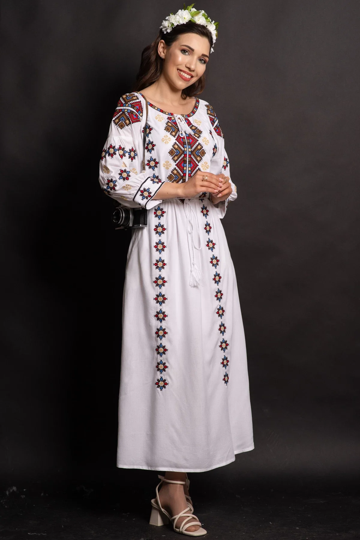 Traditional Rochie a alba Coralia cu broderie cu simbolul rombului