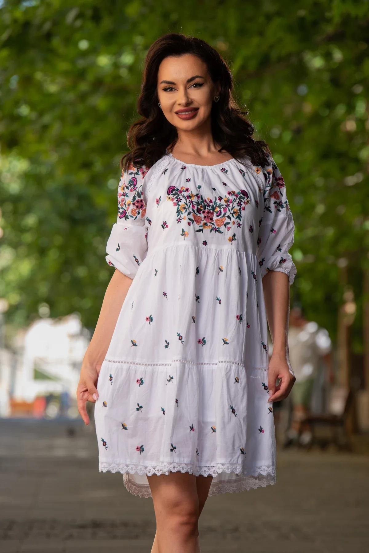 Traditional Rochie a alba din bumbac Flavia in clos cu flori multicolore brodate