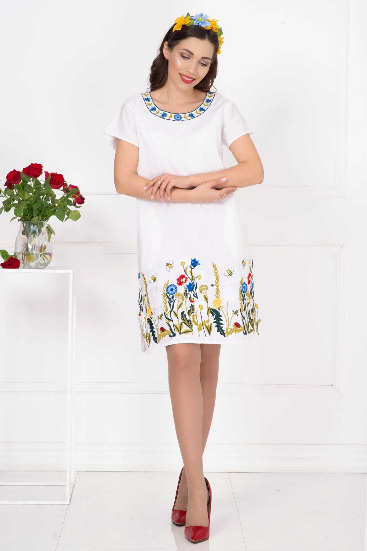 Traditional Rochie a alba din in brodata cu flori multicolore