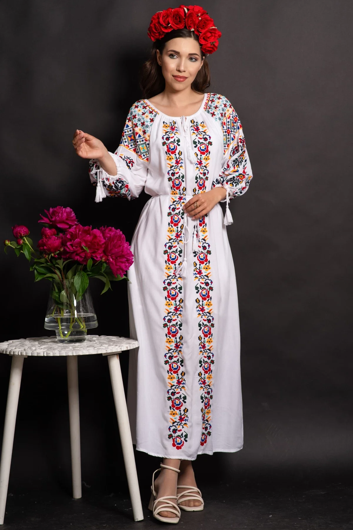Traditional Rochie a alba din vascoza Fernanda cu broderie florala