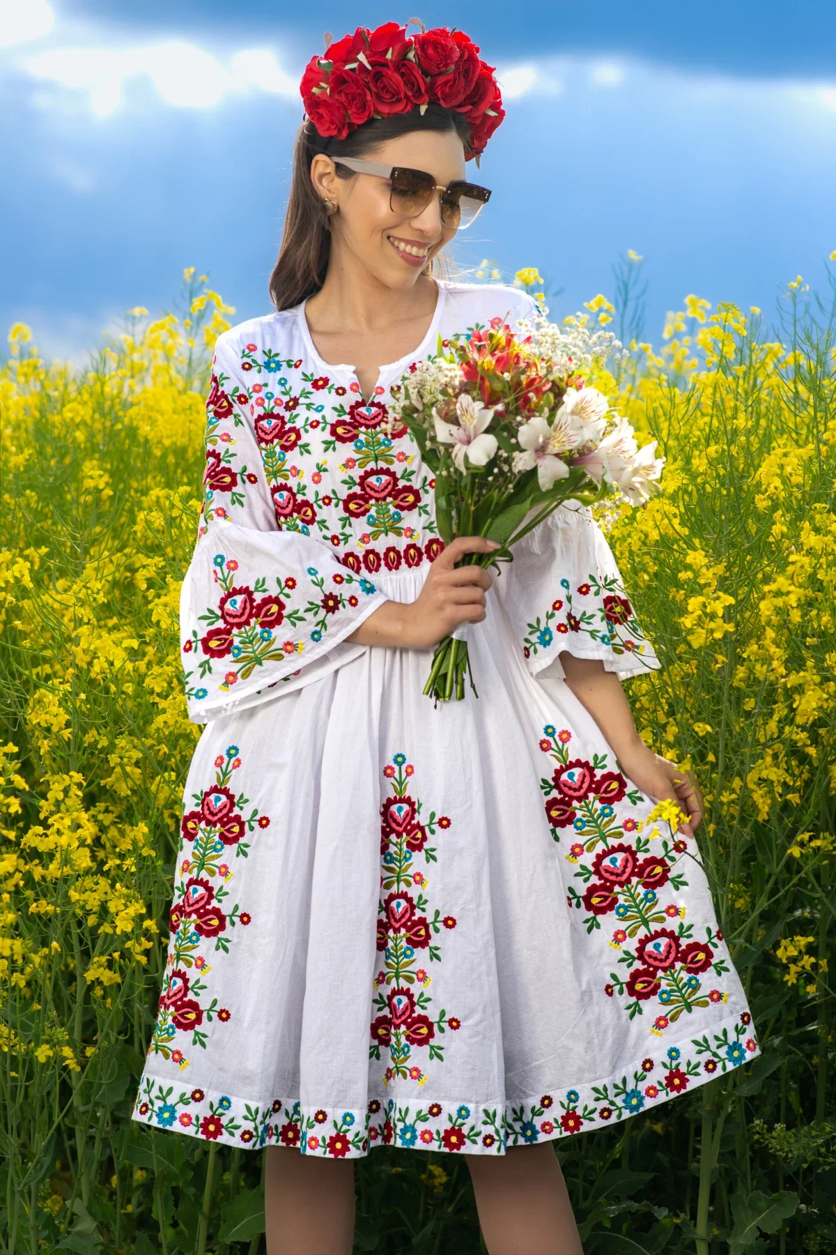 Traditional Rochie a alba Irinuca in clos cu broderie viu colorata