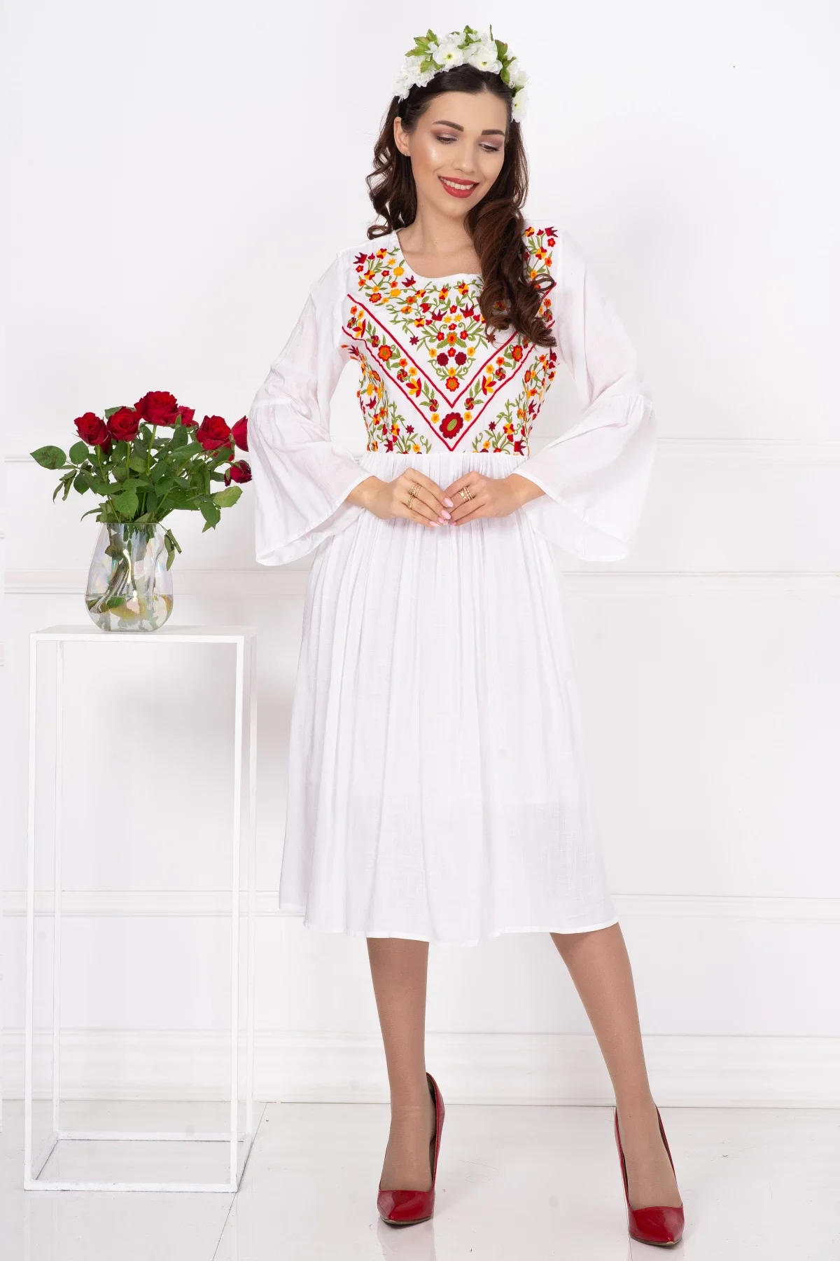 Traditional Rochie a alba Malina din vascoza cu flori delicate brodate