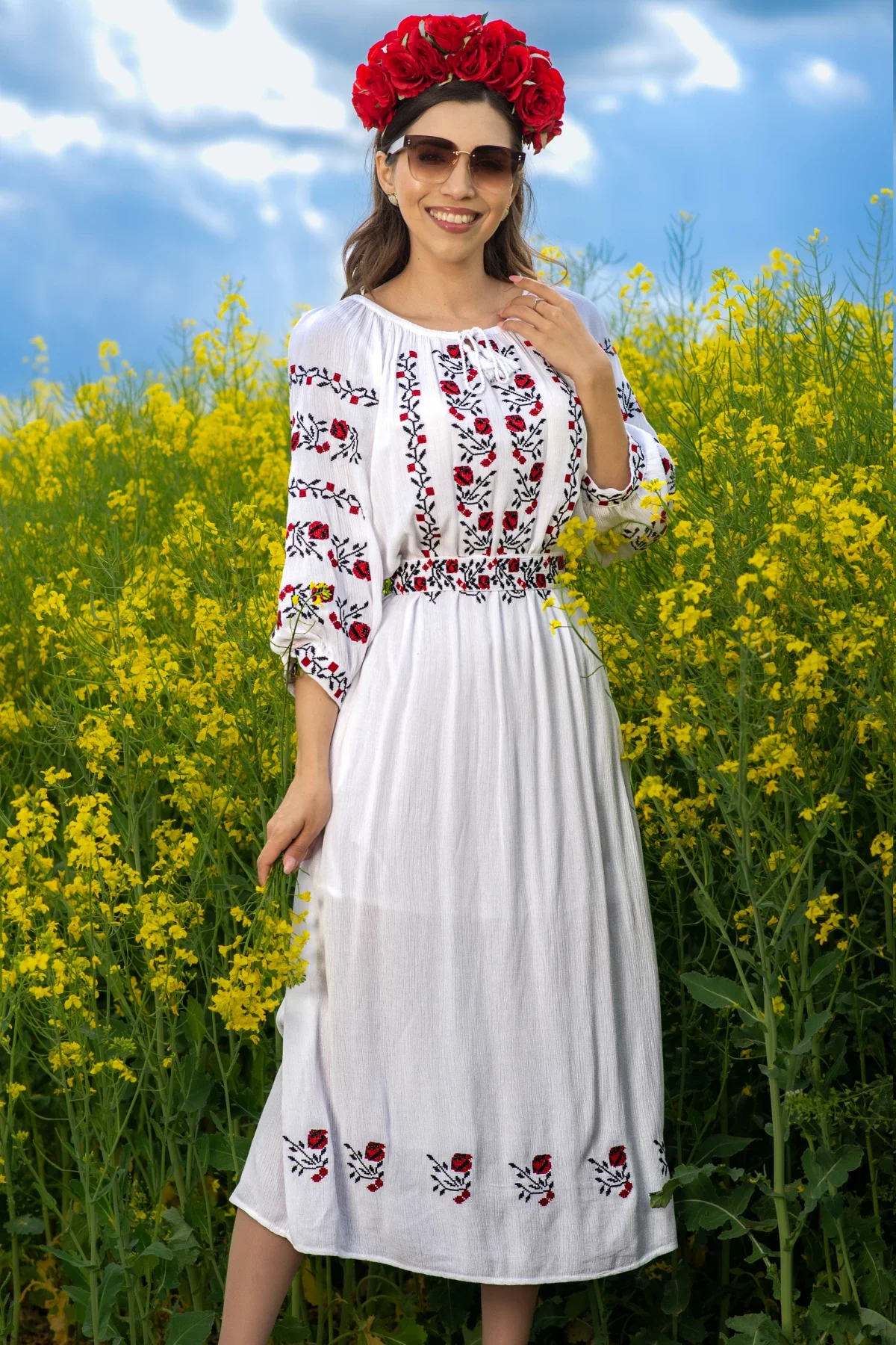 Traditional Rochie a alba Rodica din vascoza cu broderie florala