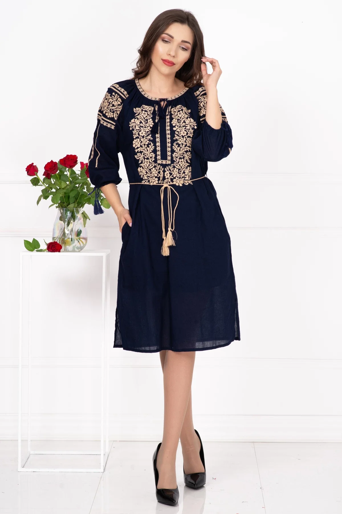 Traditional Rochie a bleumarin Elisa cu broderie florala bej