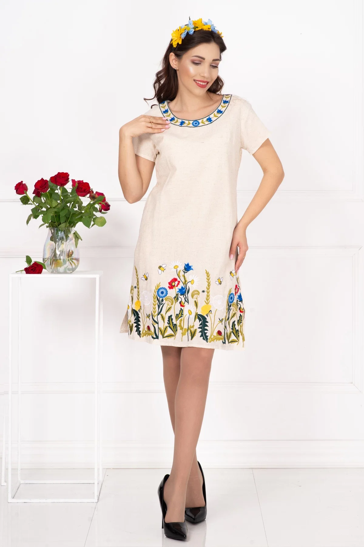 Traditional Rochie a din in brodata cu flori multicolore