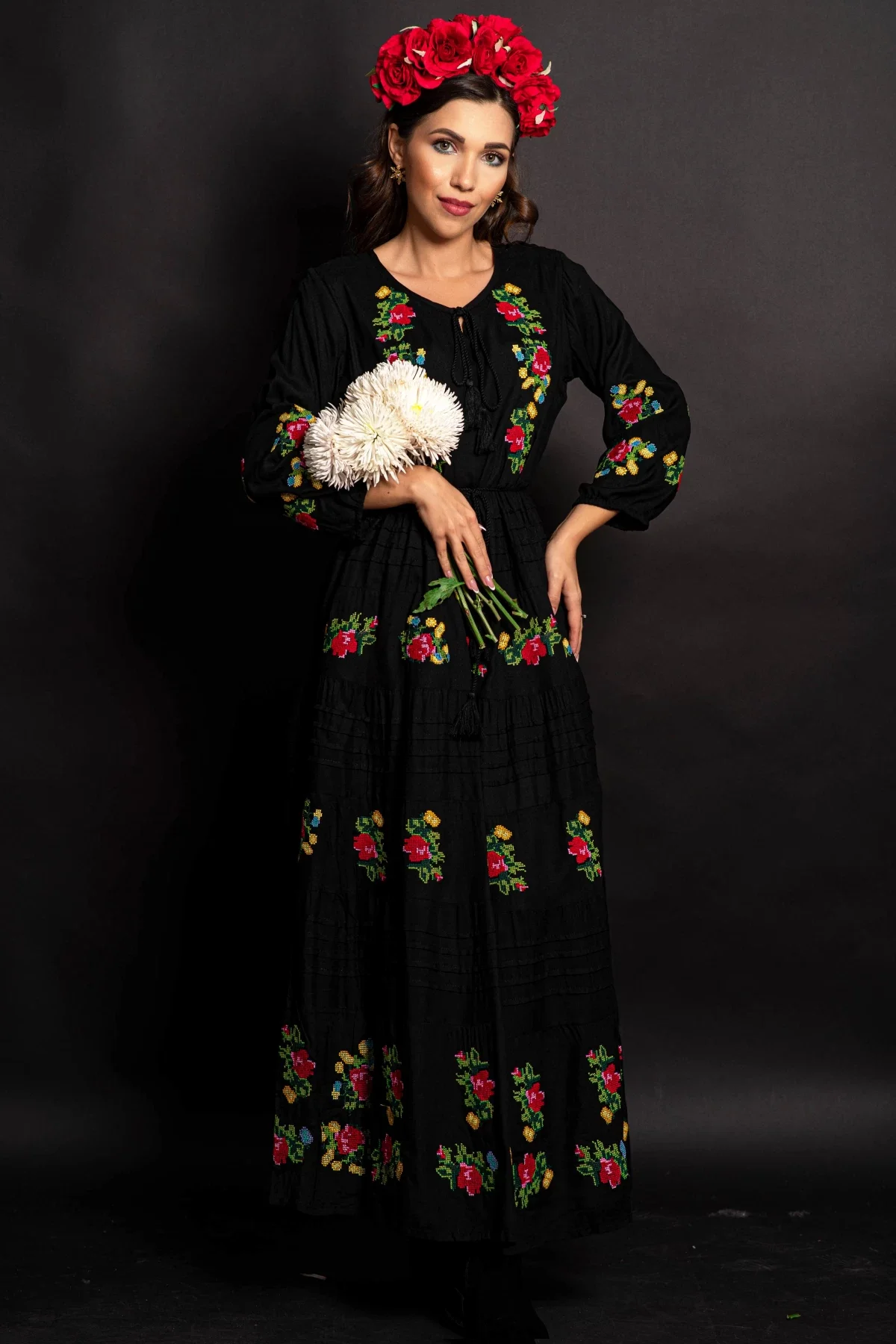 Traditional Rochie a Doina Neagră brodata cu trandafiri rosii si galbeni