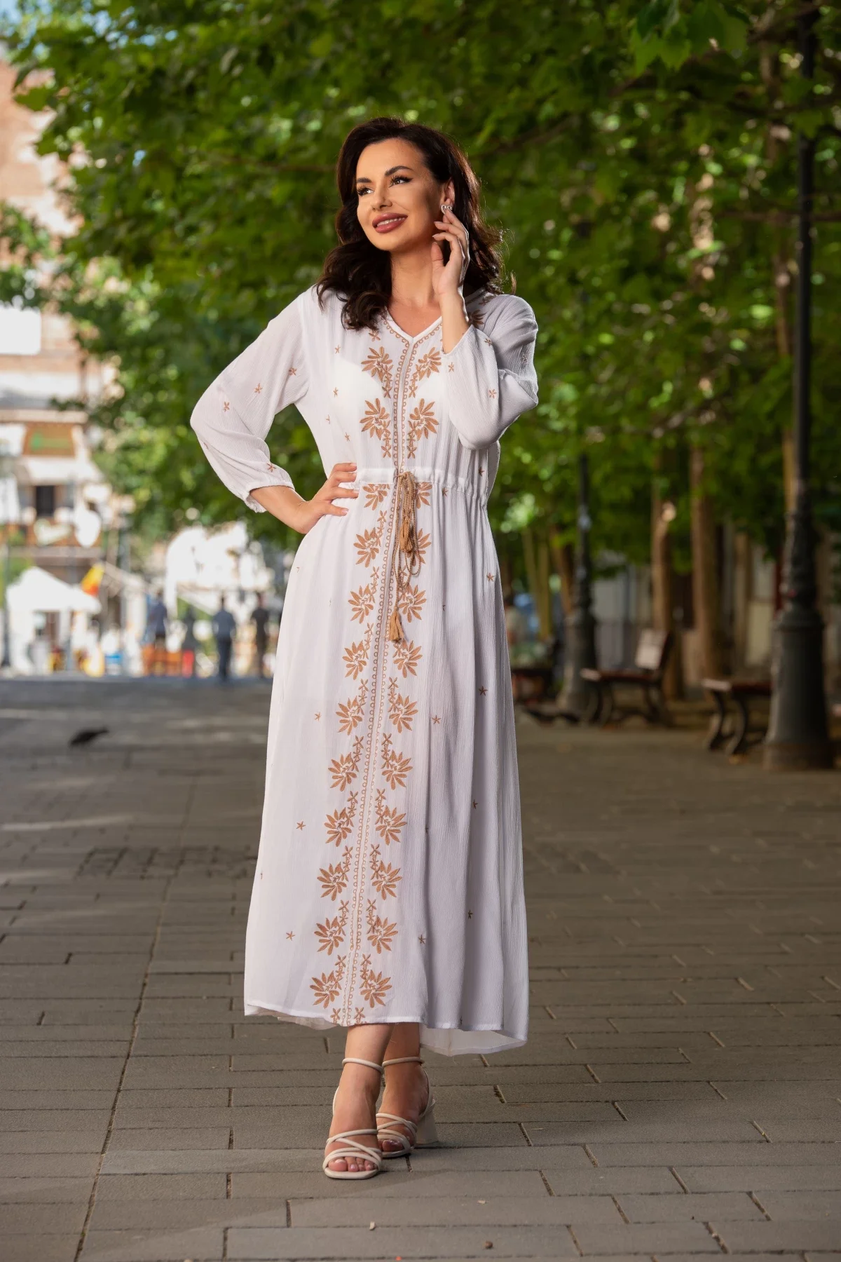 Traditional Rochie a eleganta alba lunga din vascoza Maria cu broderie bej