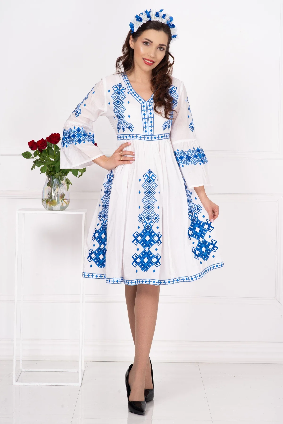Traditional Rochie a in clos Angelica cu broderie albastra si simbolul crucii