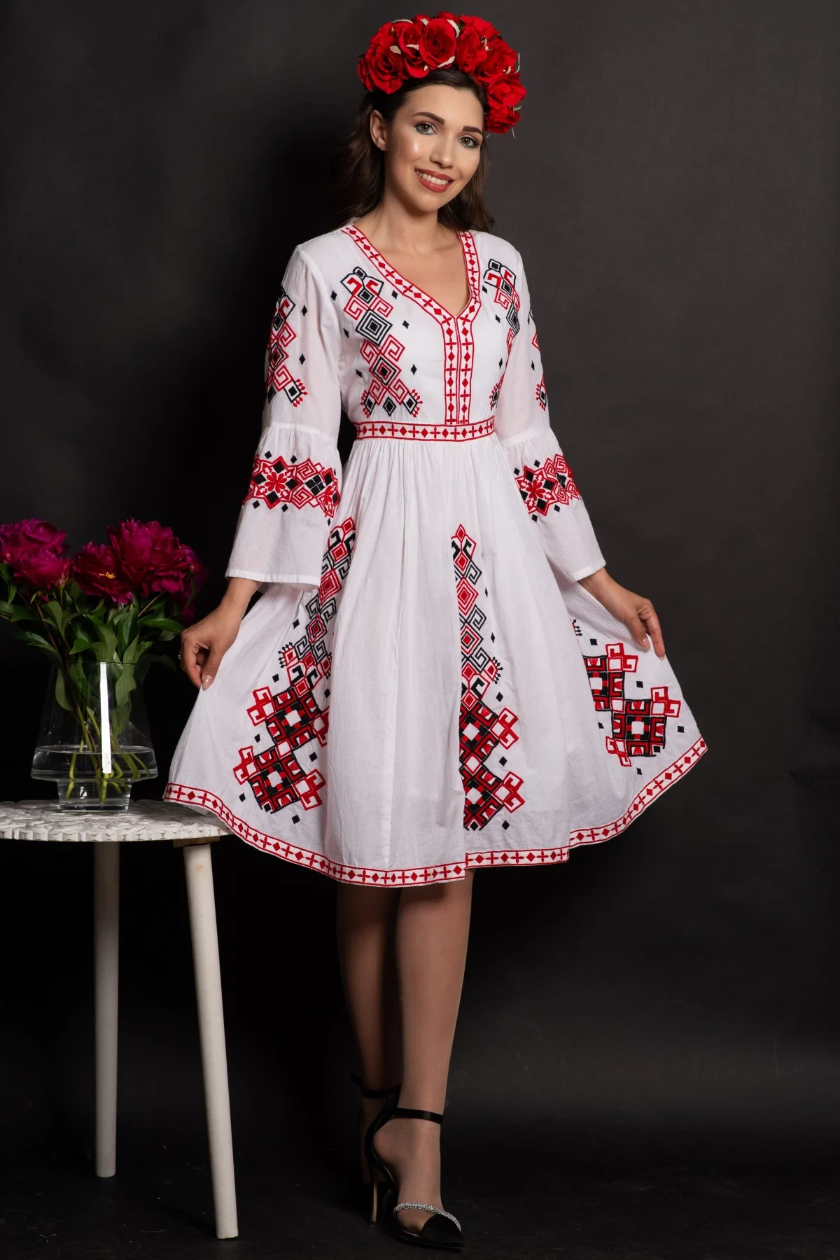 Traditional Rochie a in clos Angelica cu broderie rosie si simbolul crucii