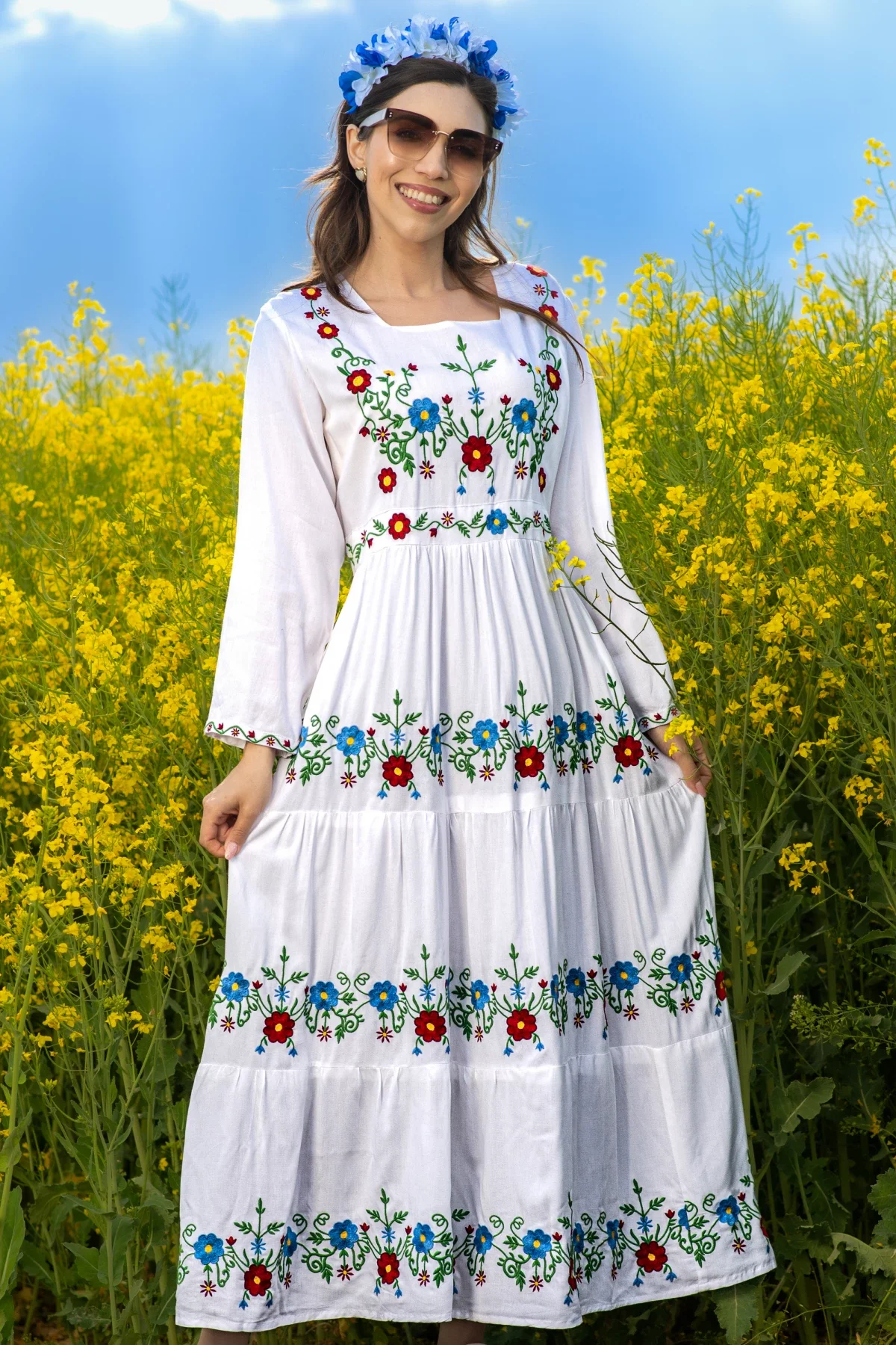 Traditional Rochie a lunga alba din vascoza cu flori brodate