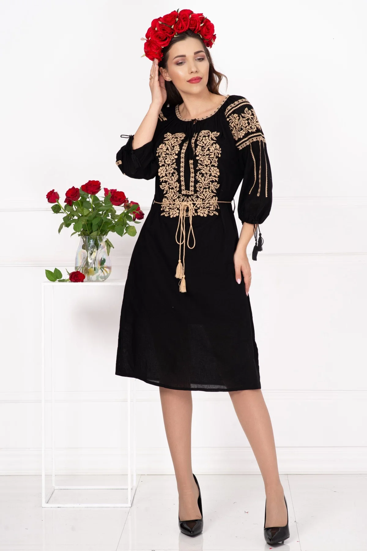Traditional Rochie a neagra Elisa cu broderie florala bej