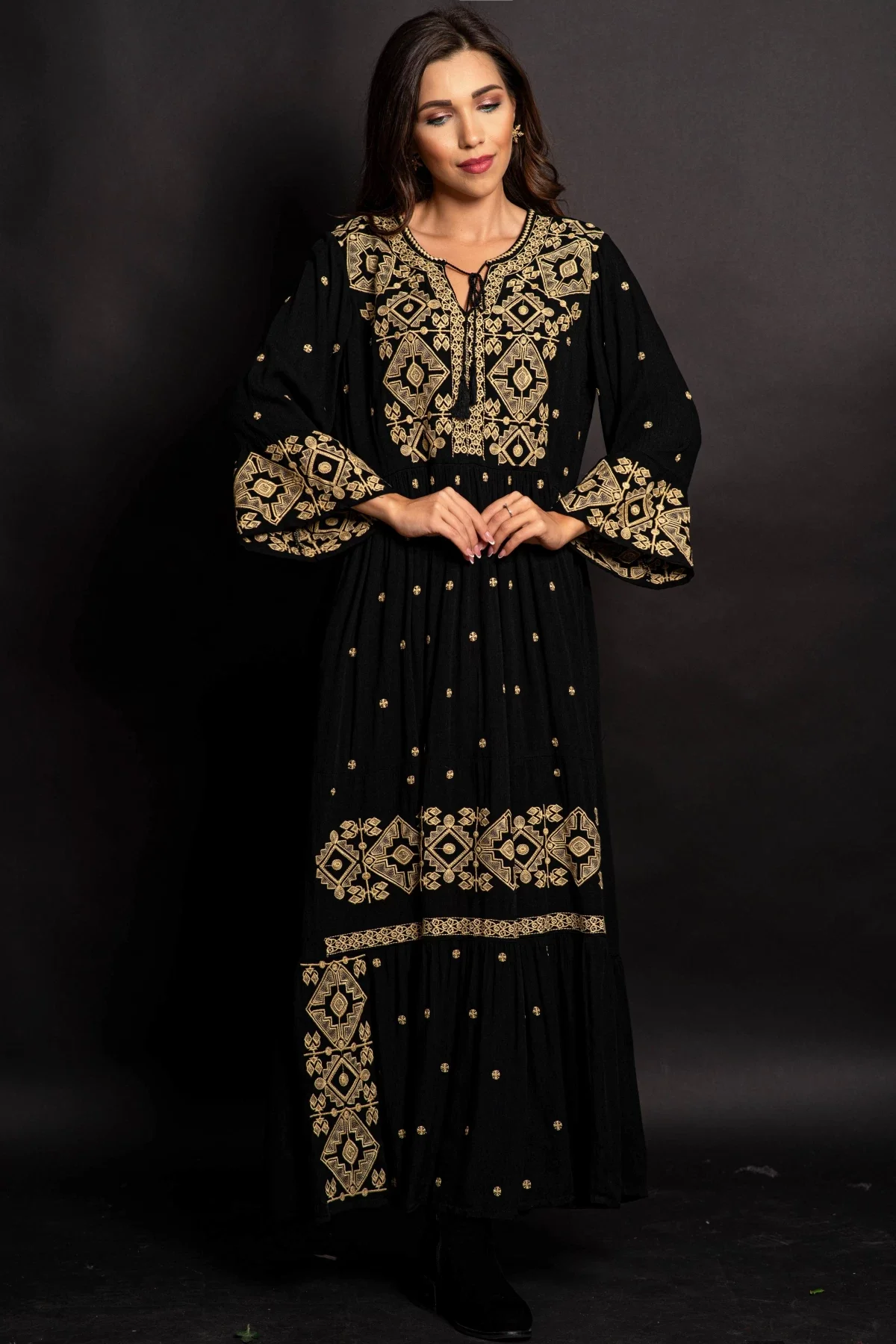 Traditional Rochie a neagra Gina lunga cu broderie bej