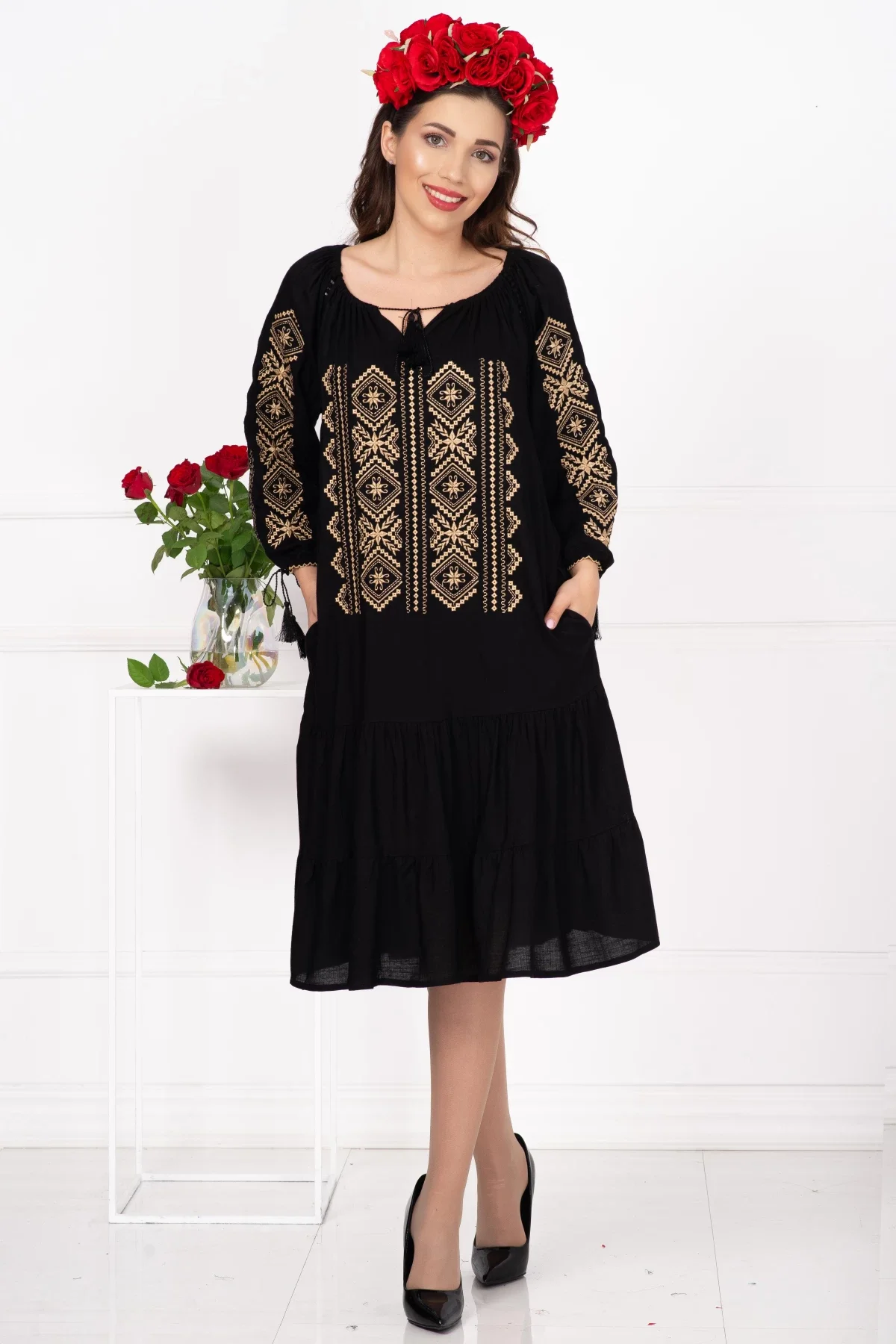 Traditional Rochie a neagra Ilaria cu broderie a bej
