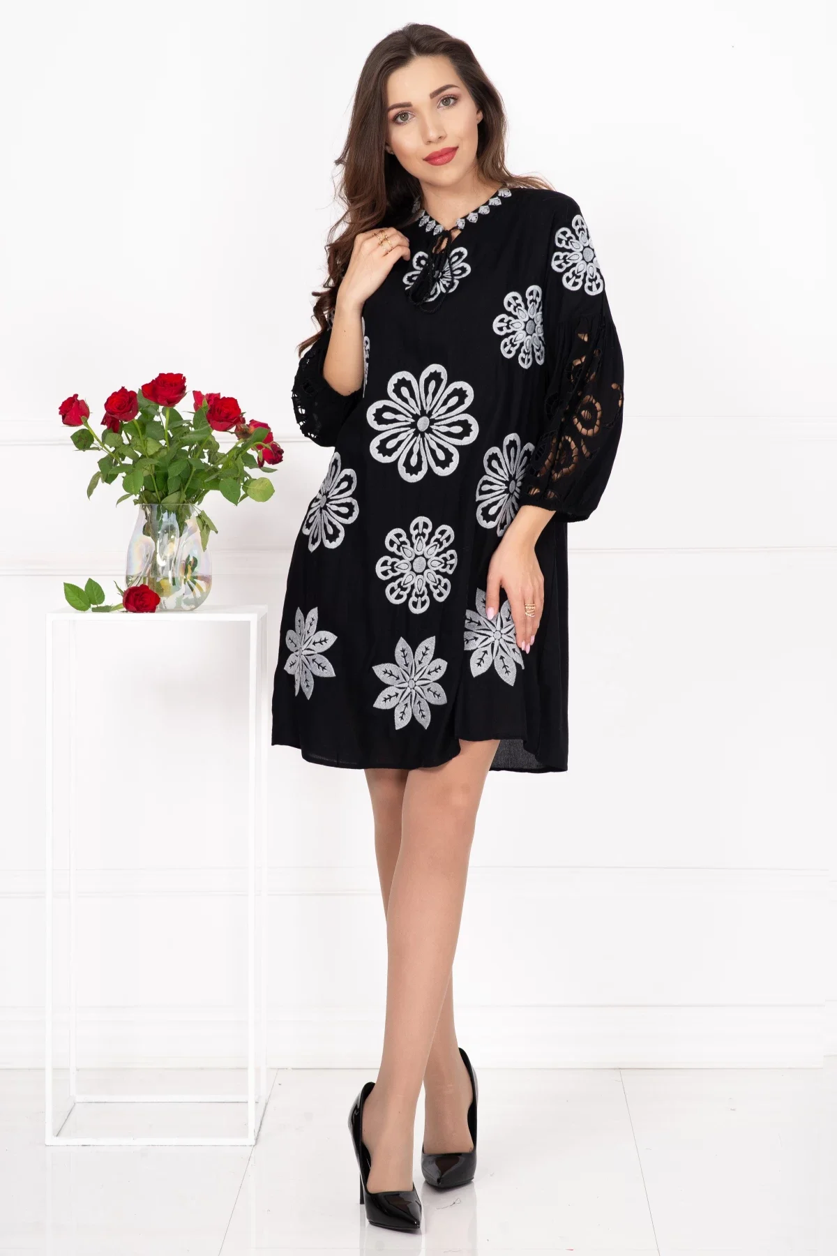 Traditional Rochie a neagra Natasha cu flori brodate si maneci perforate