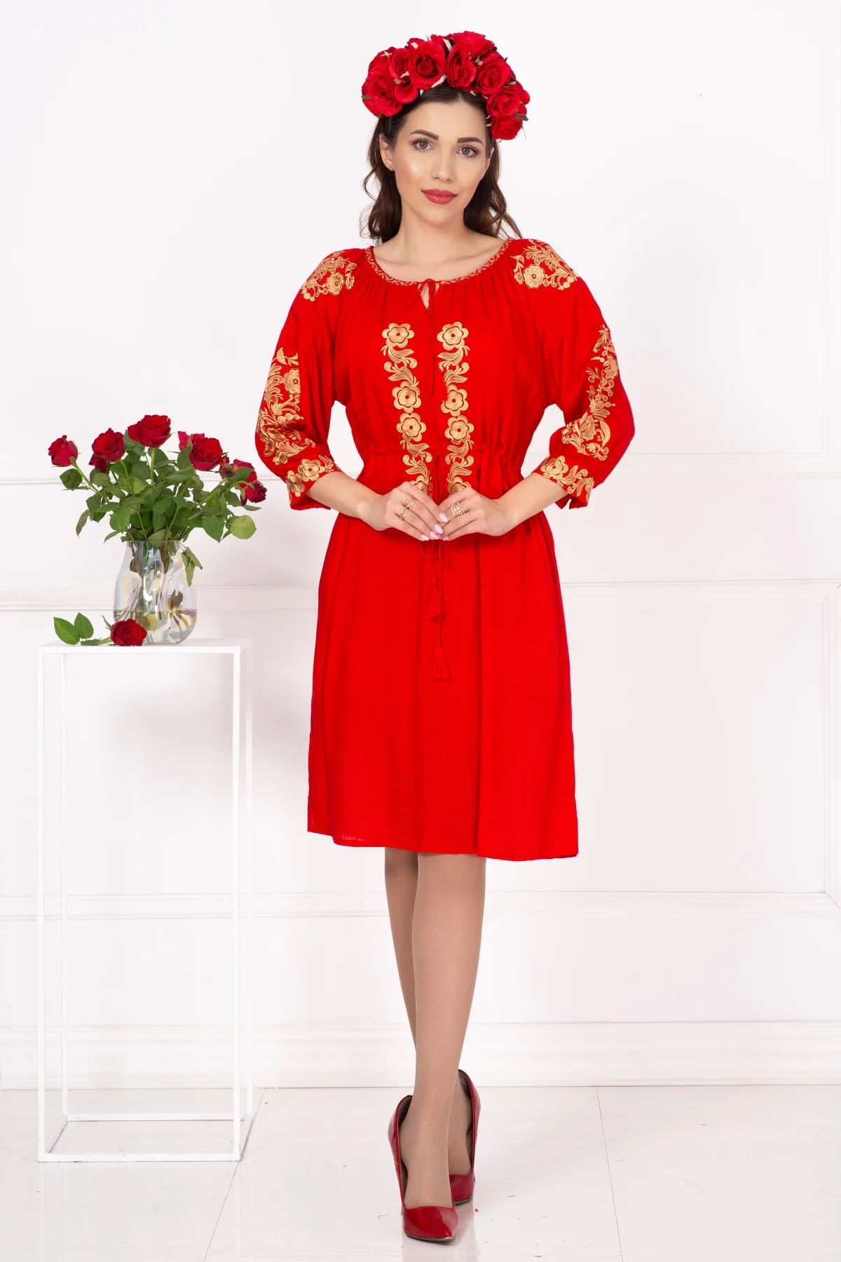 Traditional Rochie a rosie Fenicia cu broderie florala aurie