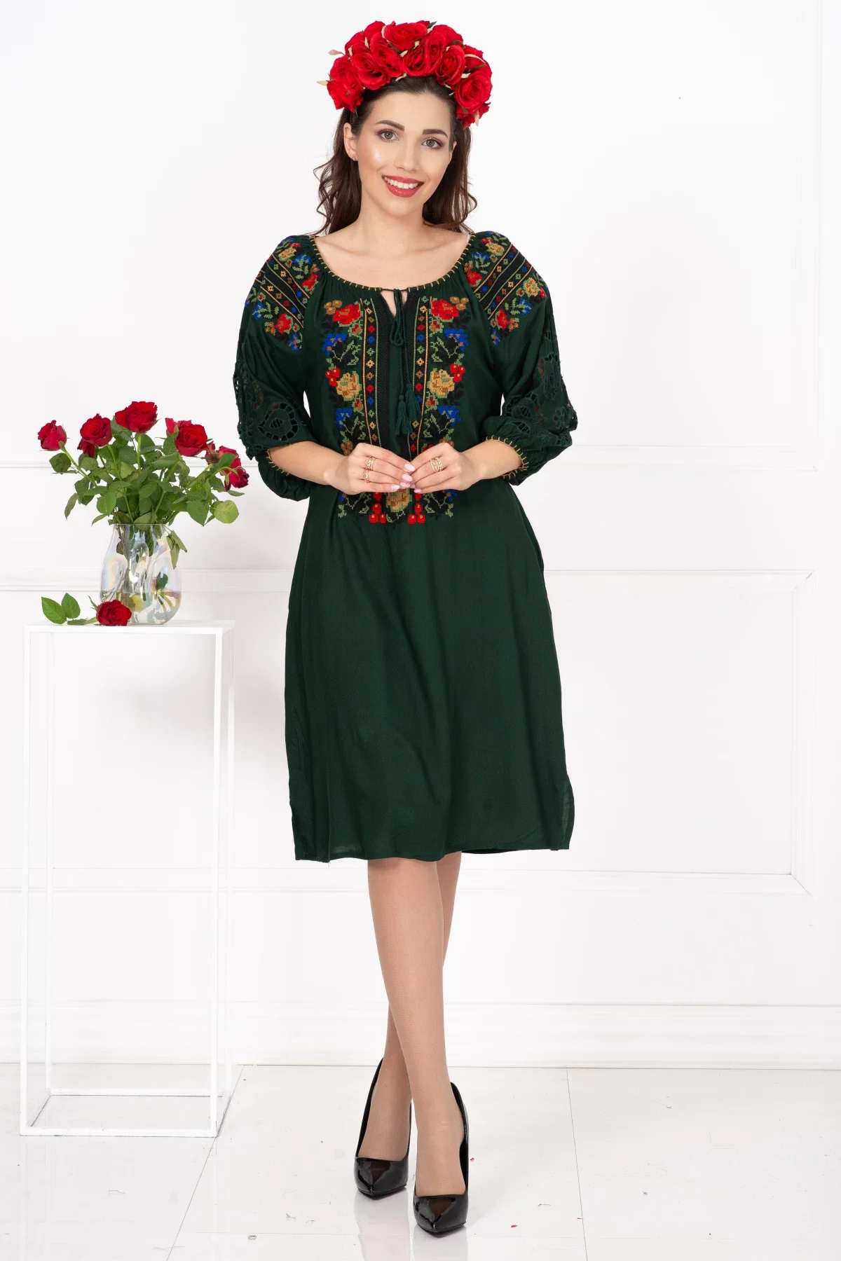Traditional Rochie a verde Aura cu flori brodate si maneci perforate