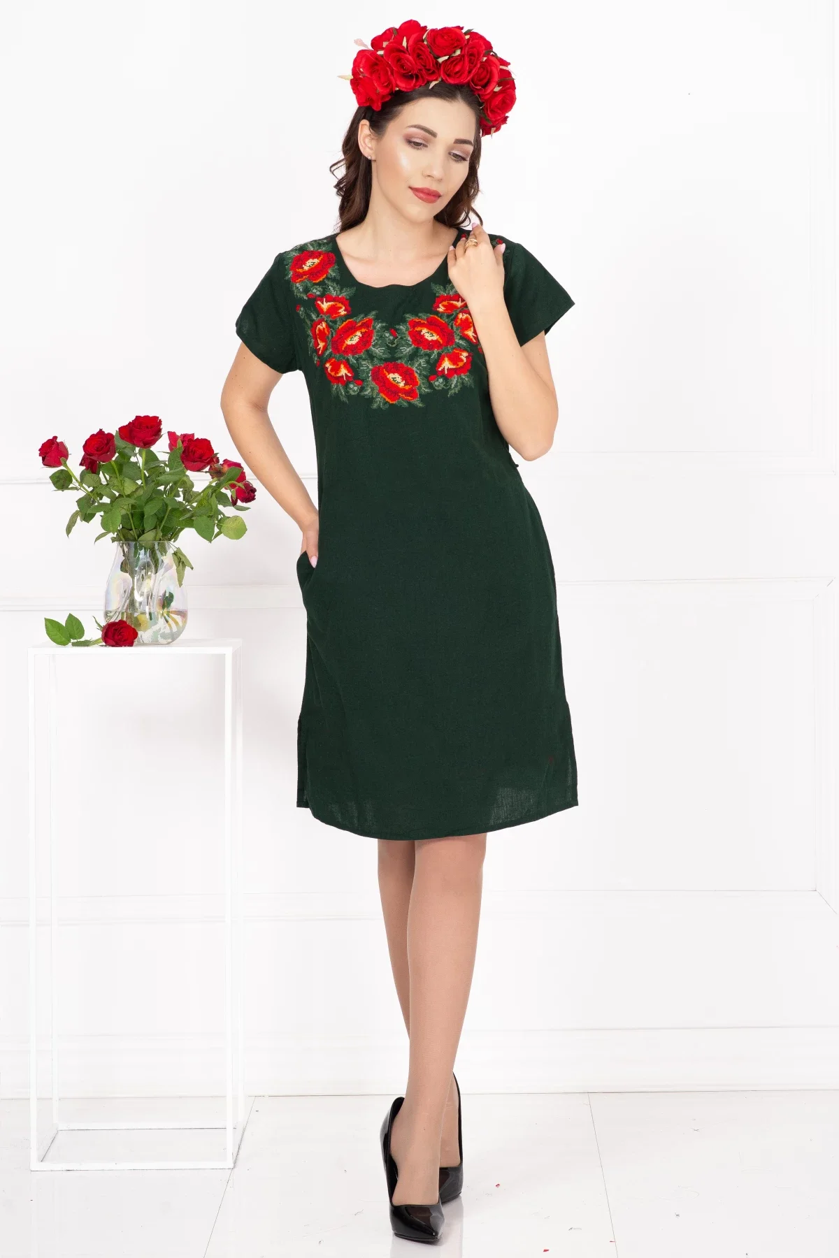 Traditional Rochie a verde din in cu bujori brodati