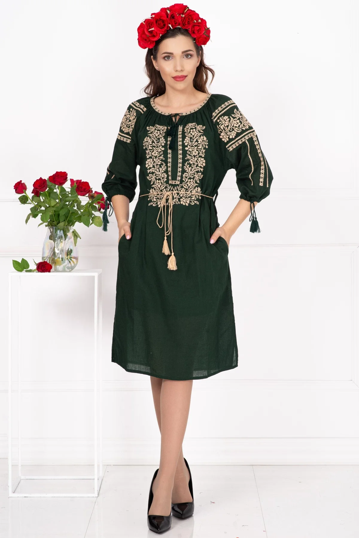 Traditional Rochie a verde Elisa cu broderie florala bej