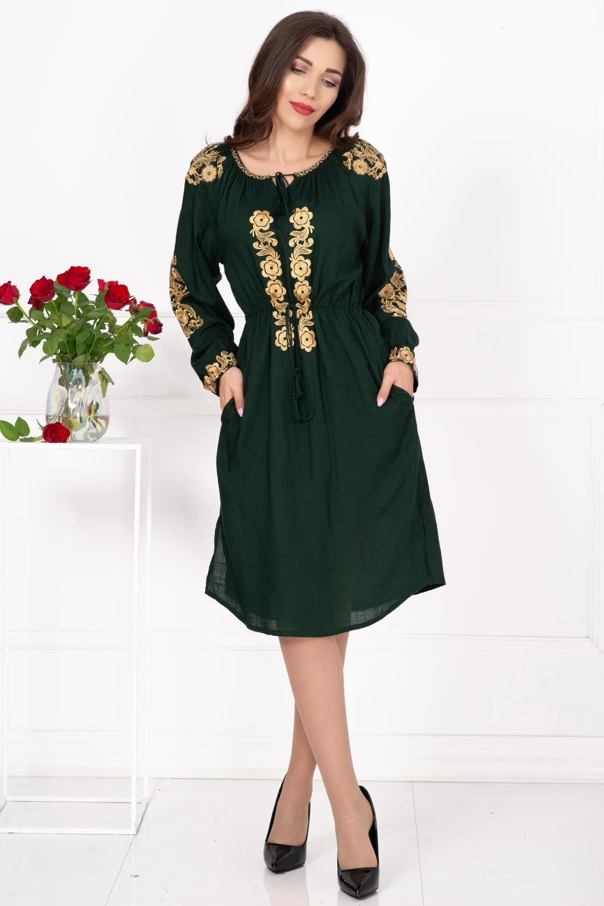 Traditional Rochie a verde Fenicia cu broderie florala aurie