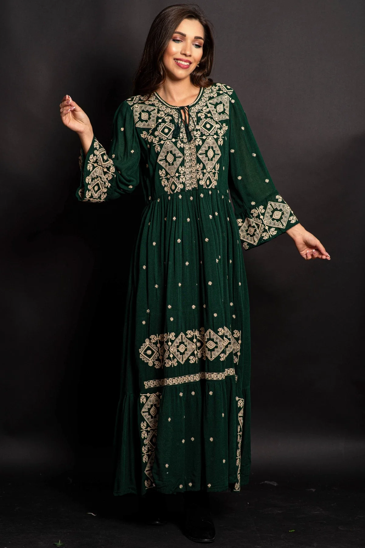 Traditional Rochie a verde Gina lunga cu broderie bej