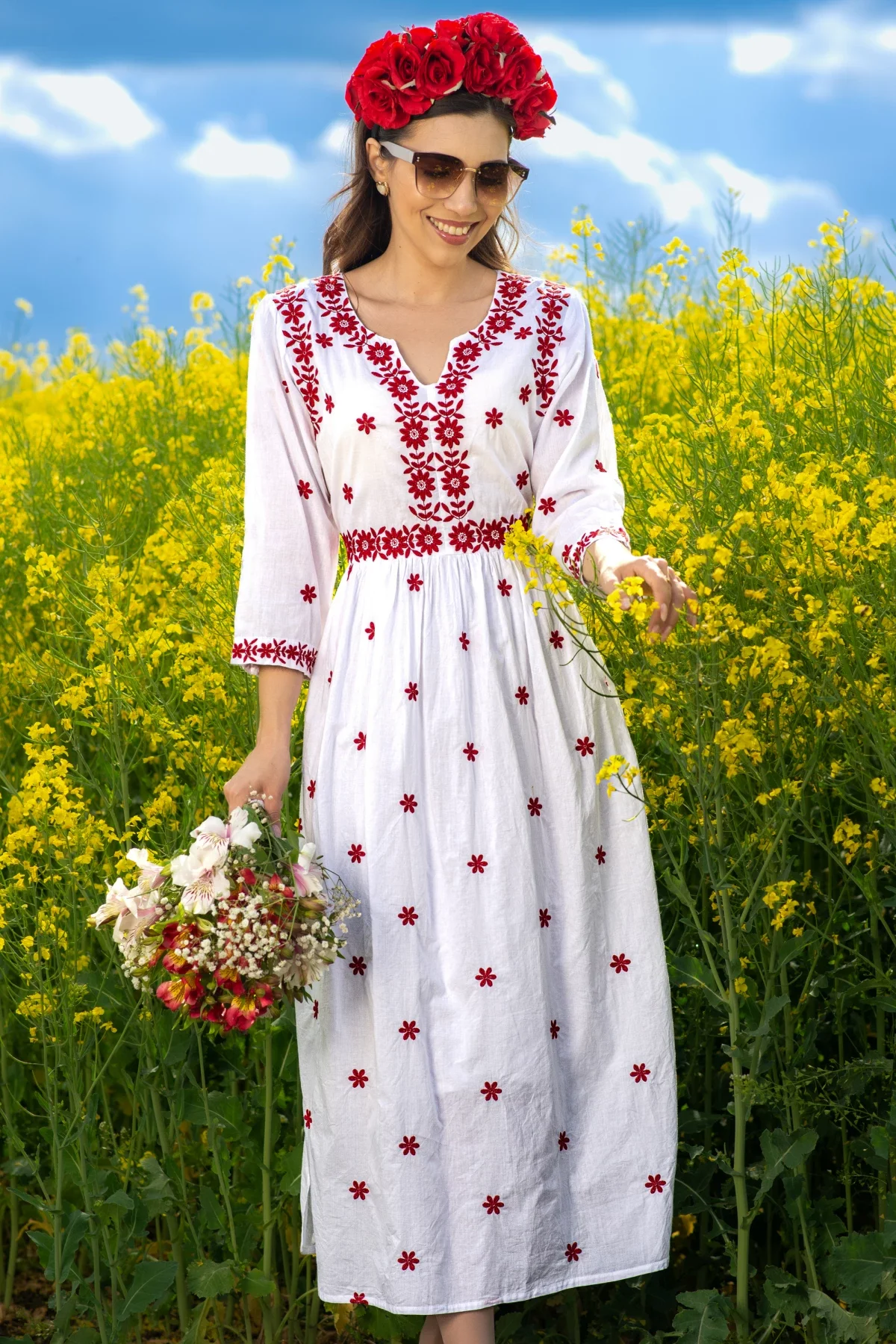 Traditional Rochie alba a Selenia din bumbac cu margarete brodate