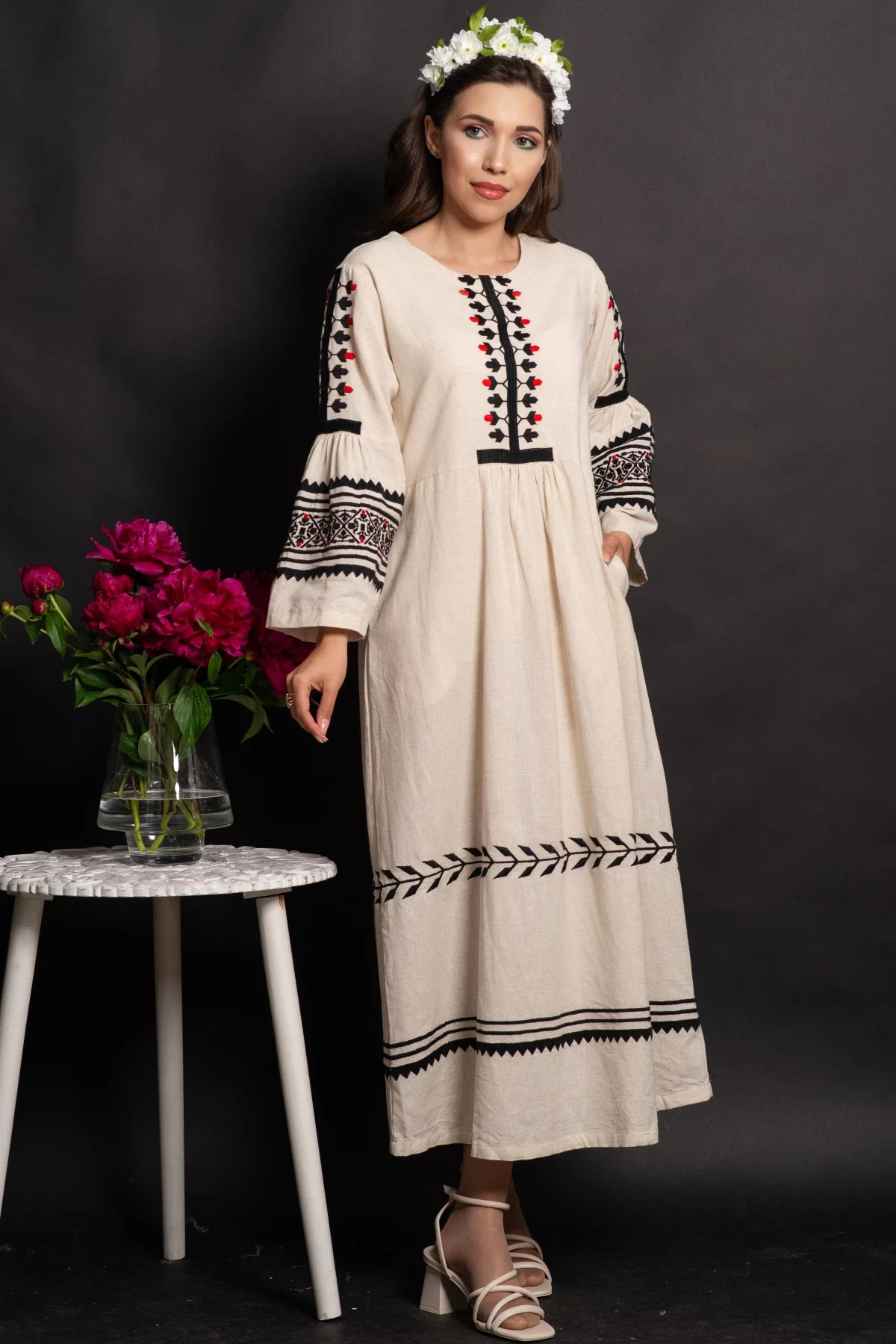 Traditional Rochie midi din in Amora cu maneci clopot si broderie
