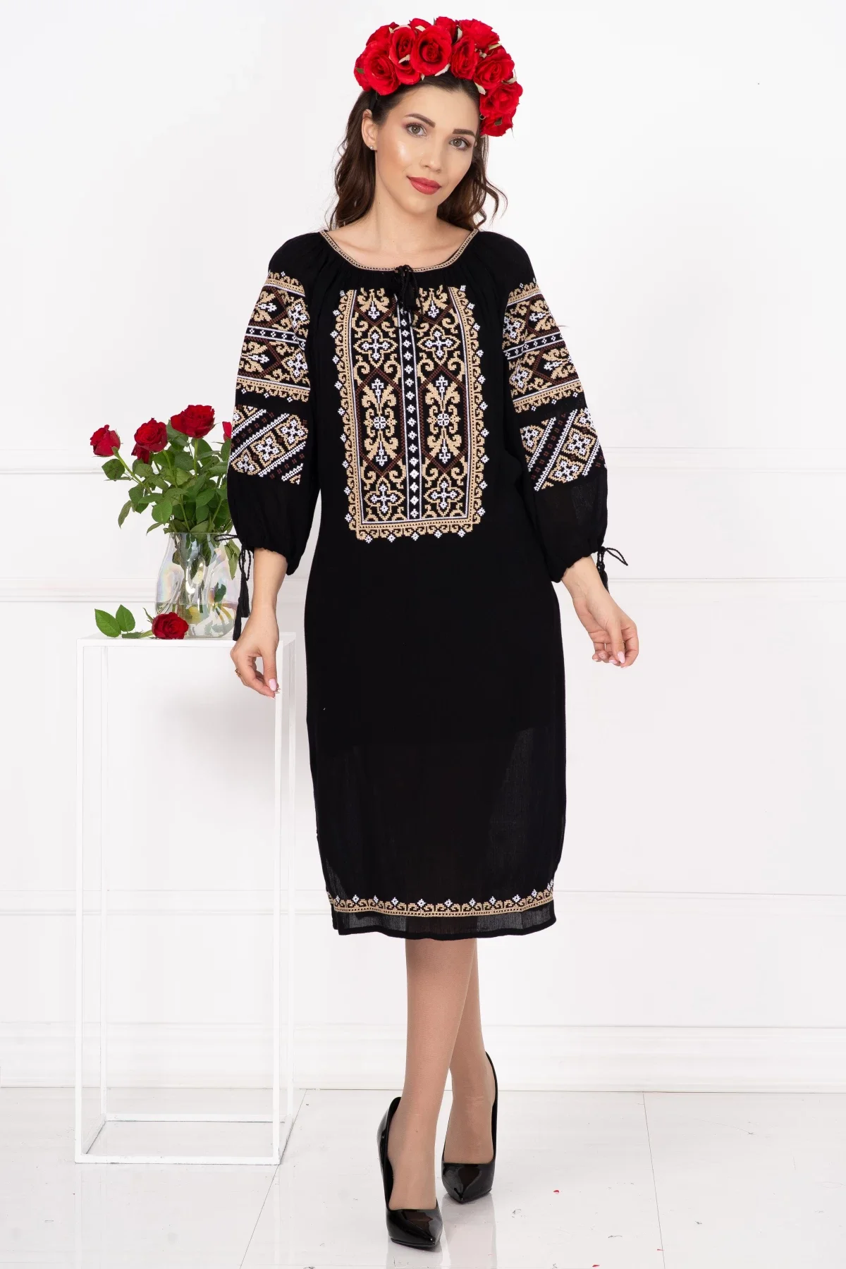Traditional Rochie neagra a Iarina cu broderie cu simbolul crucii