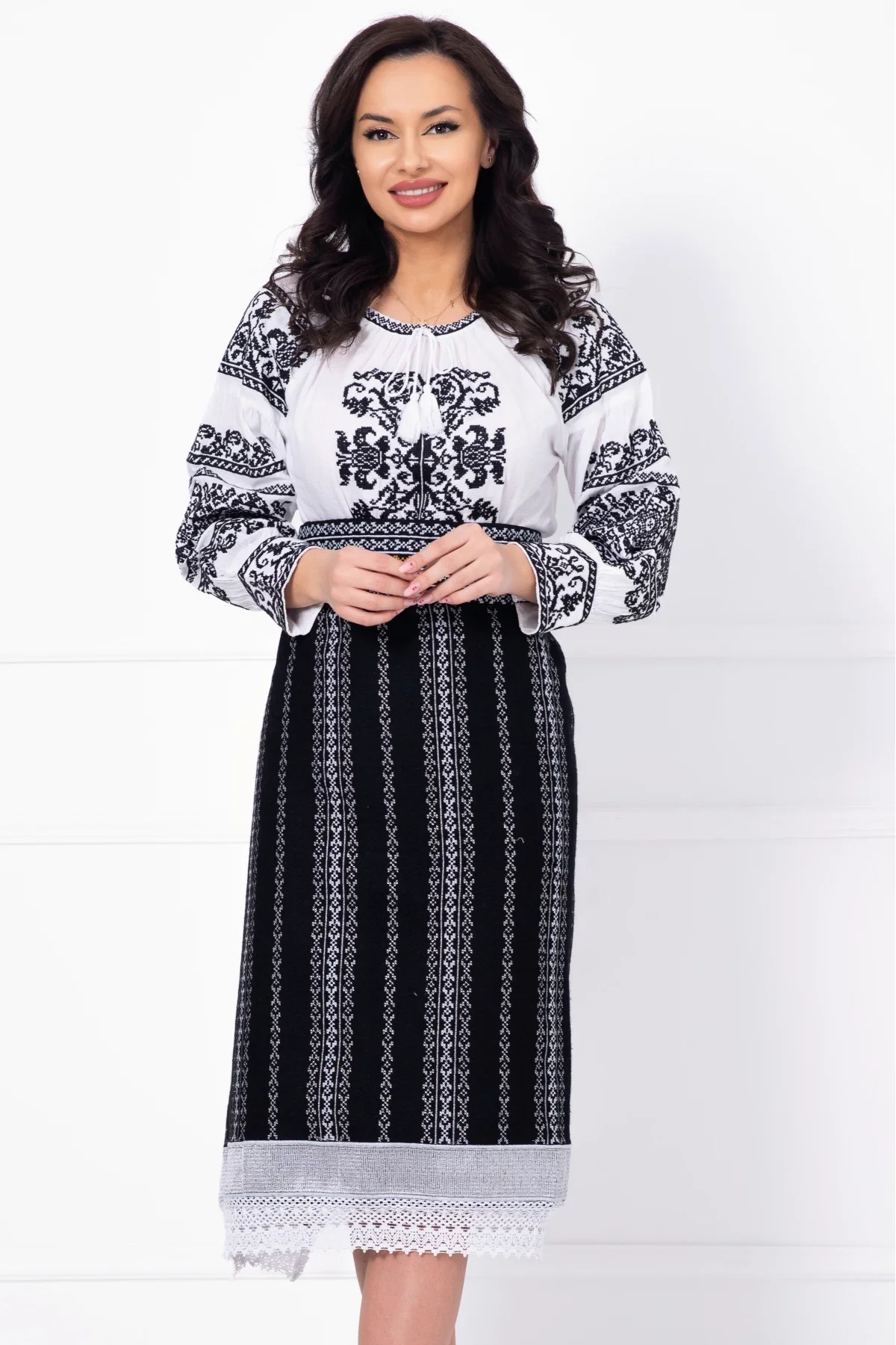 Traditional Set catrinta si brau brodate cu fir argintiu