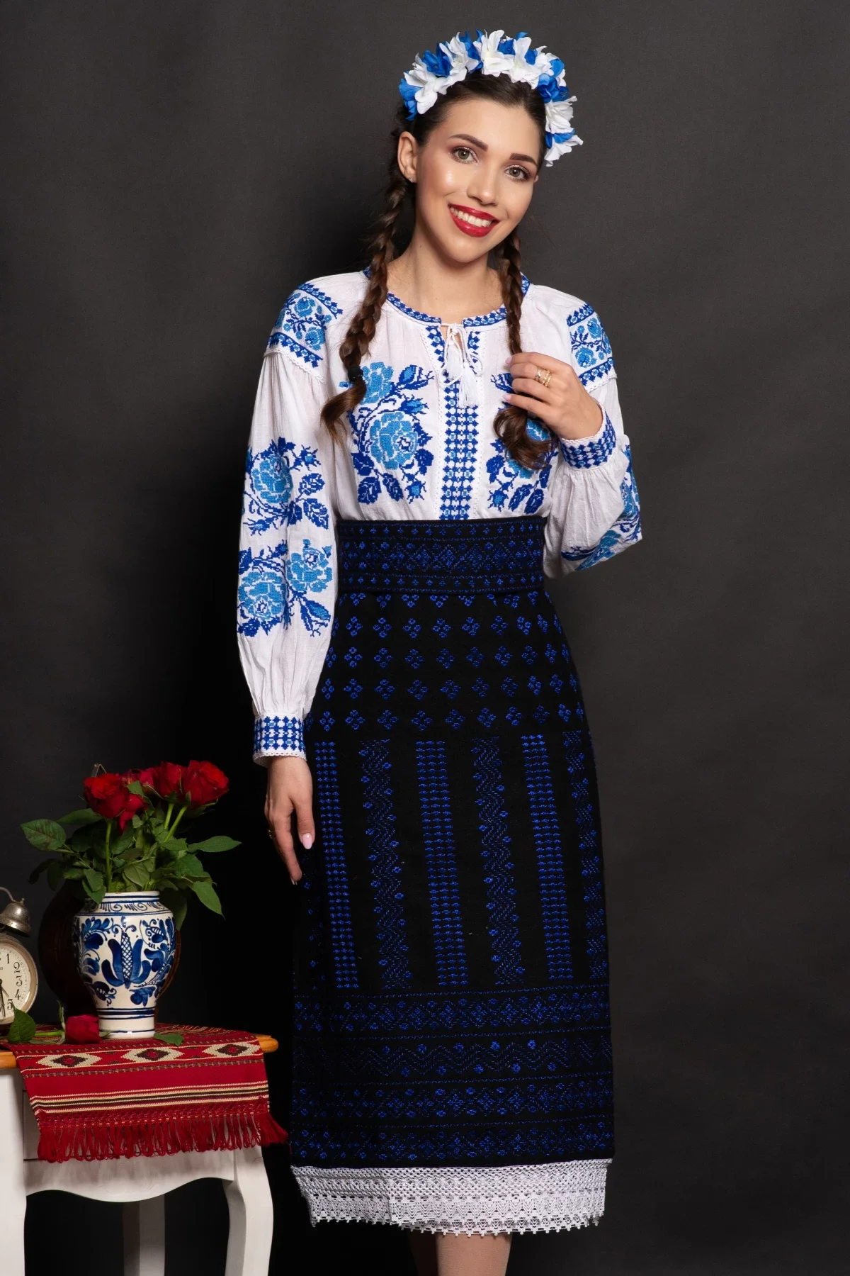 Traditional Set catrinta si brau cu broderie albastra si simbolul rombului