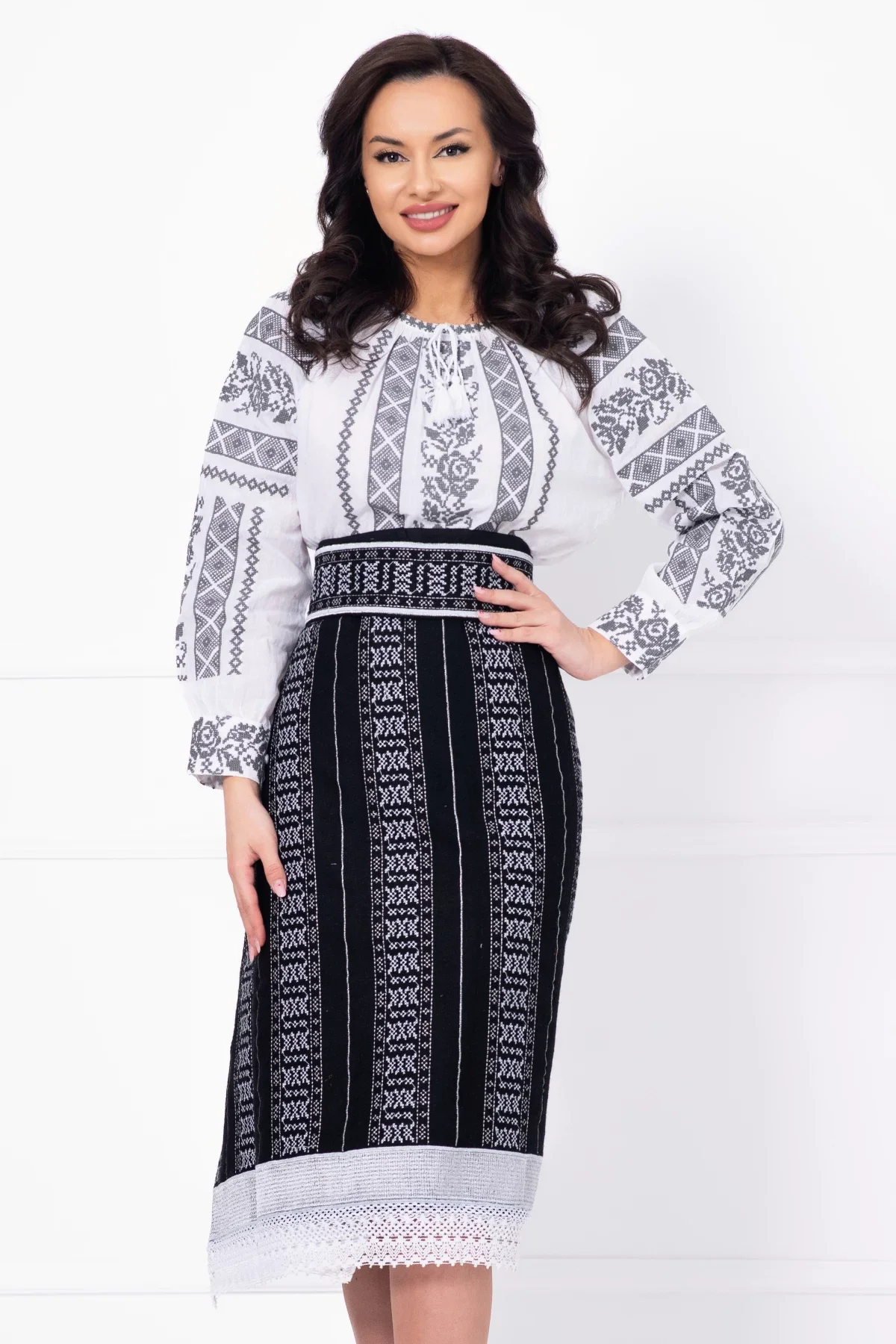 Traditional Set catrinta si brau cu broderie argintie