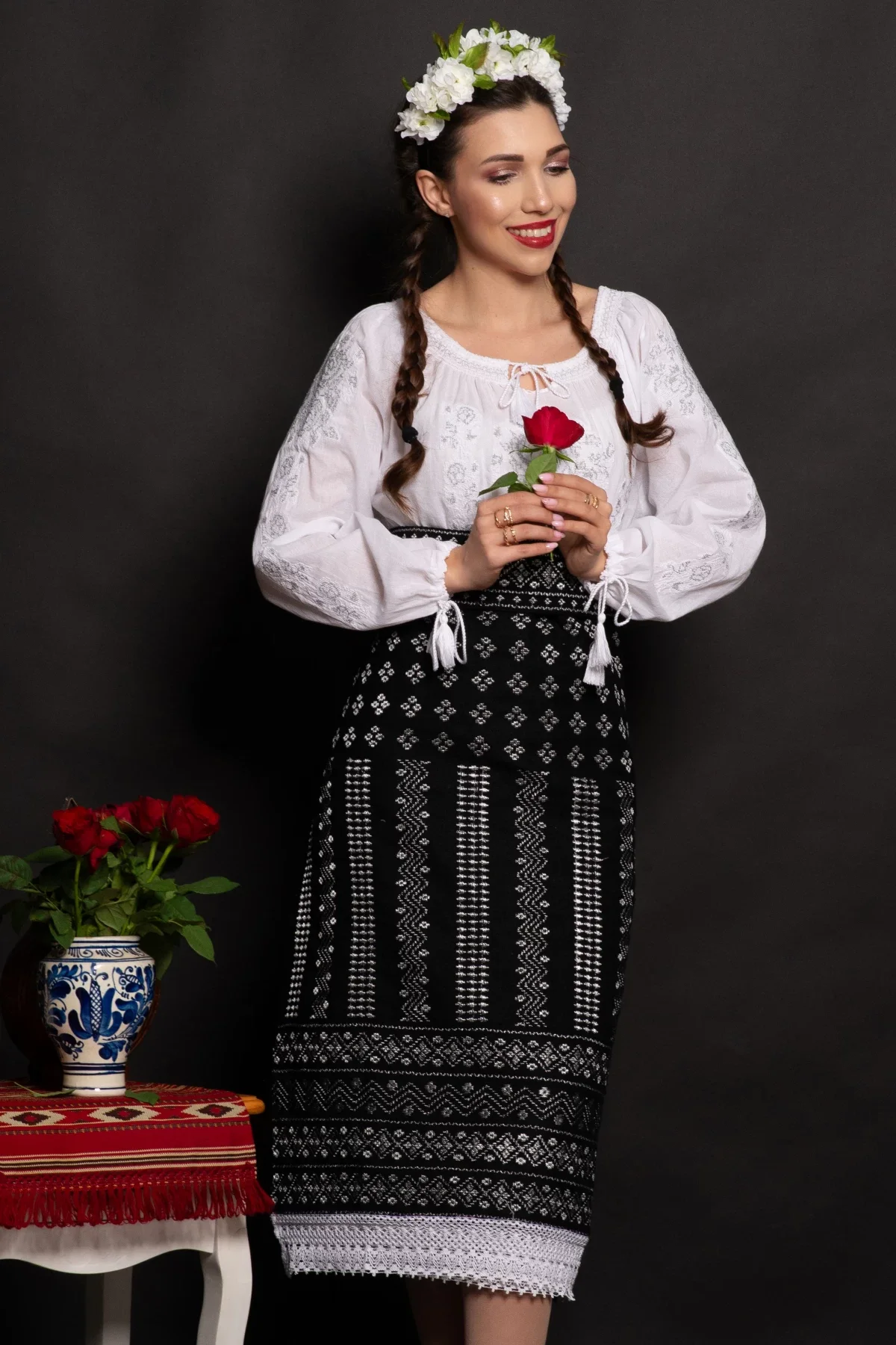 Traditional Set catrinta si brau cu broderie argintie si simbolul rombului