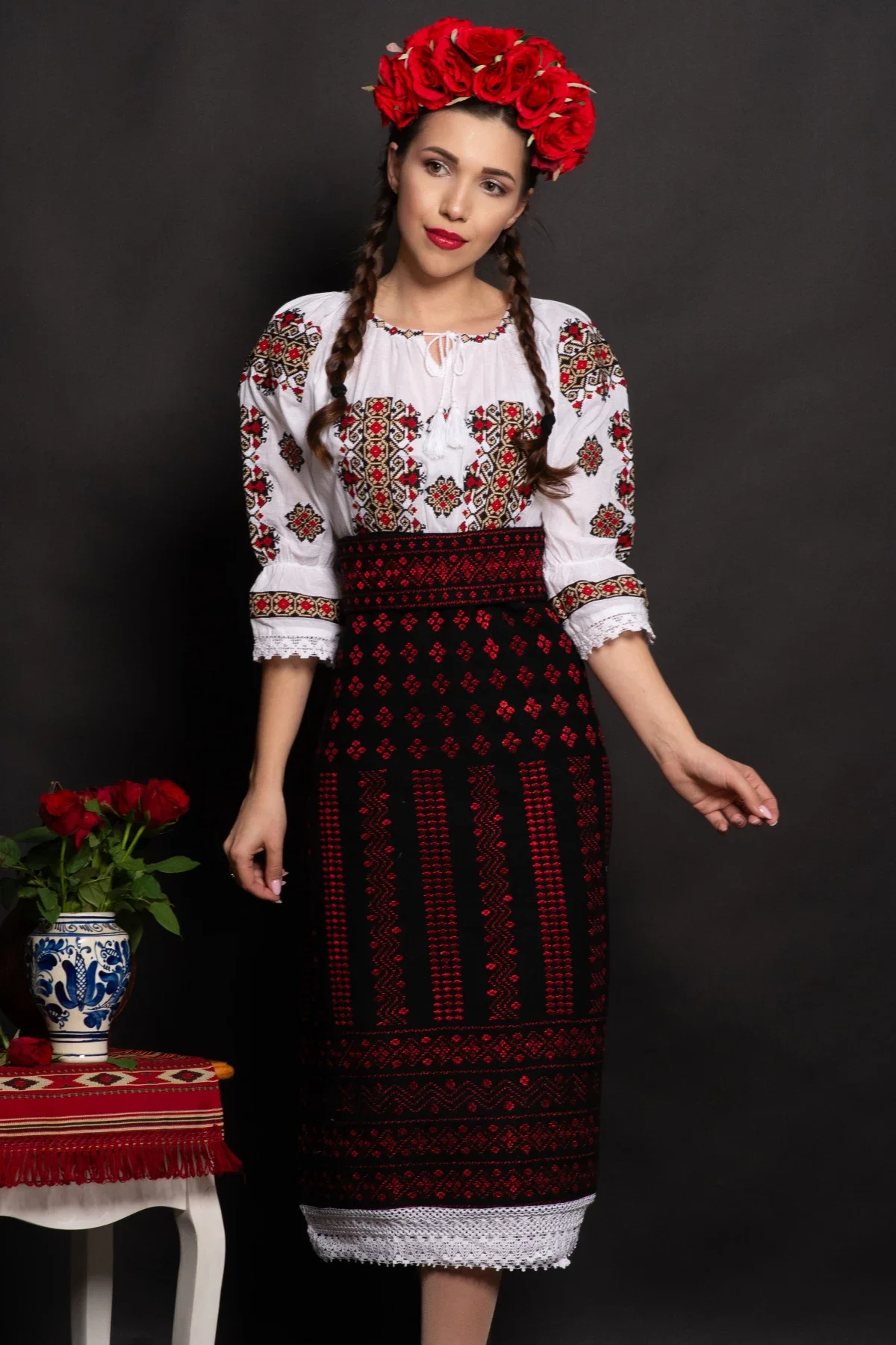 Traditional Set catrinta si brau cu broderie rosie si simbolul rombului
