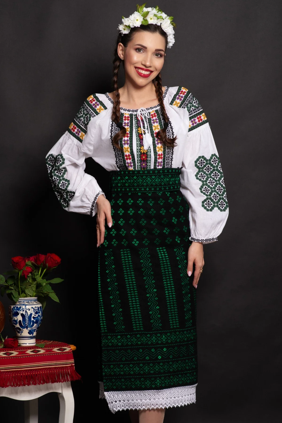 Traditional Set catrinta si brau cu broderie verde si simbolul rombului