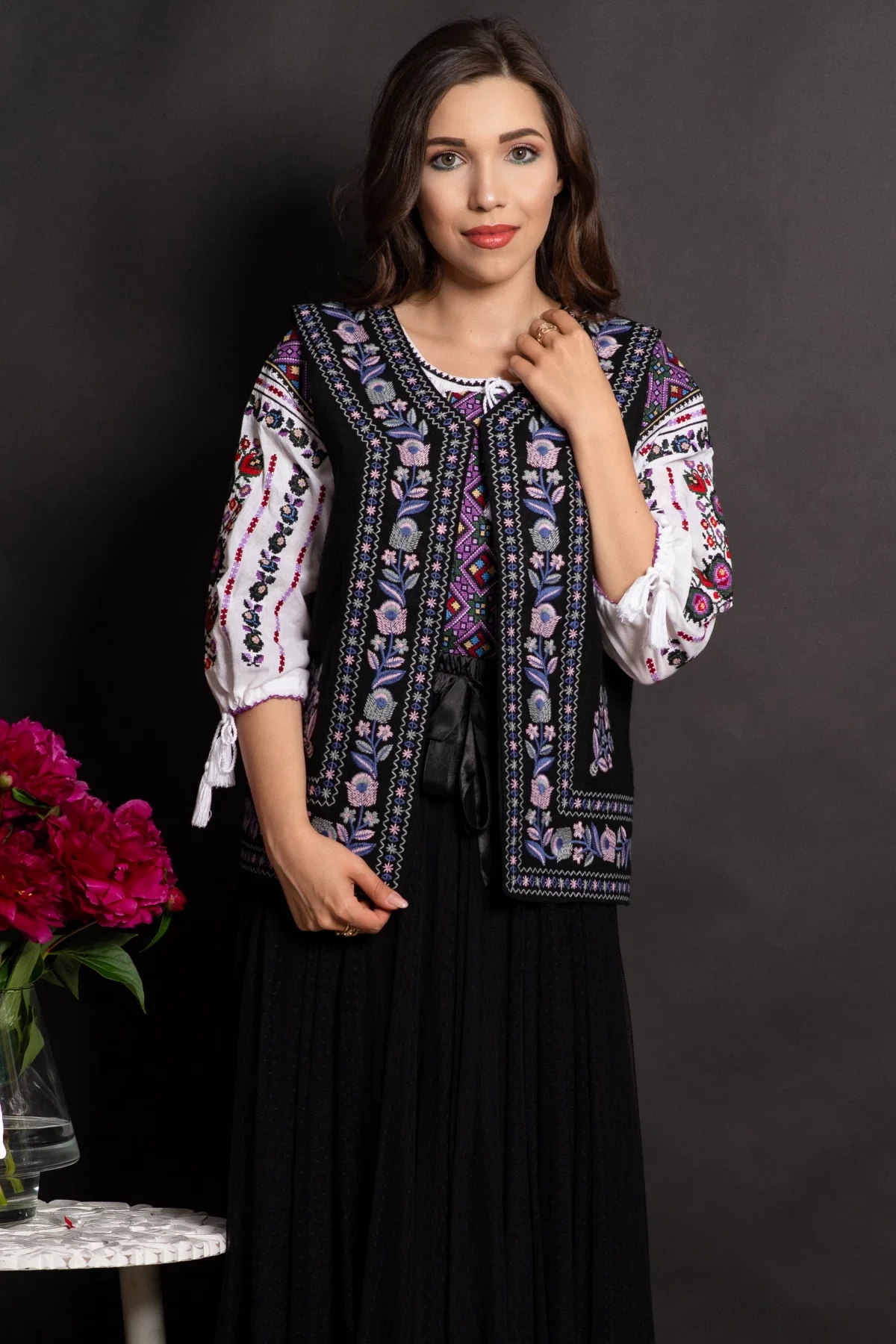 Traditional Vesta a Carmela neagra cu broderie florala