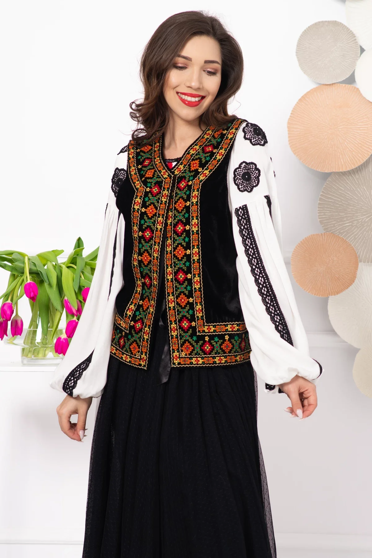 Traditional Vesta a Creola din catifea cu broderie geometrica multicolora