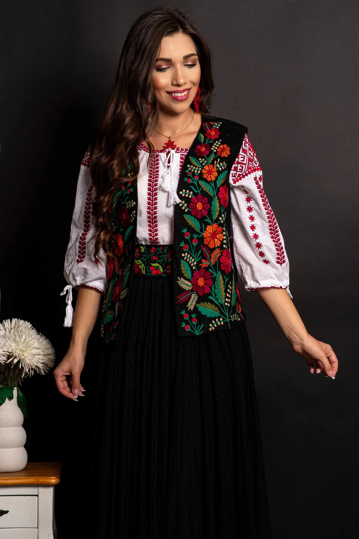 Traditional Vesta a dama Florenta neagra cu broderie florala bogata