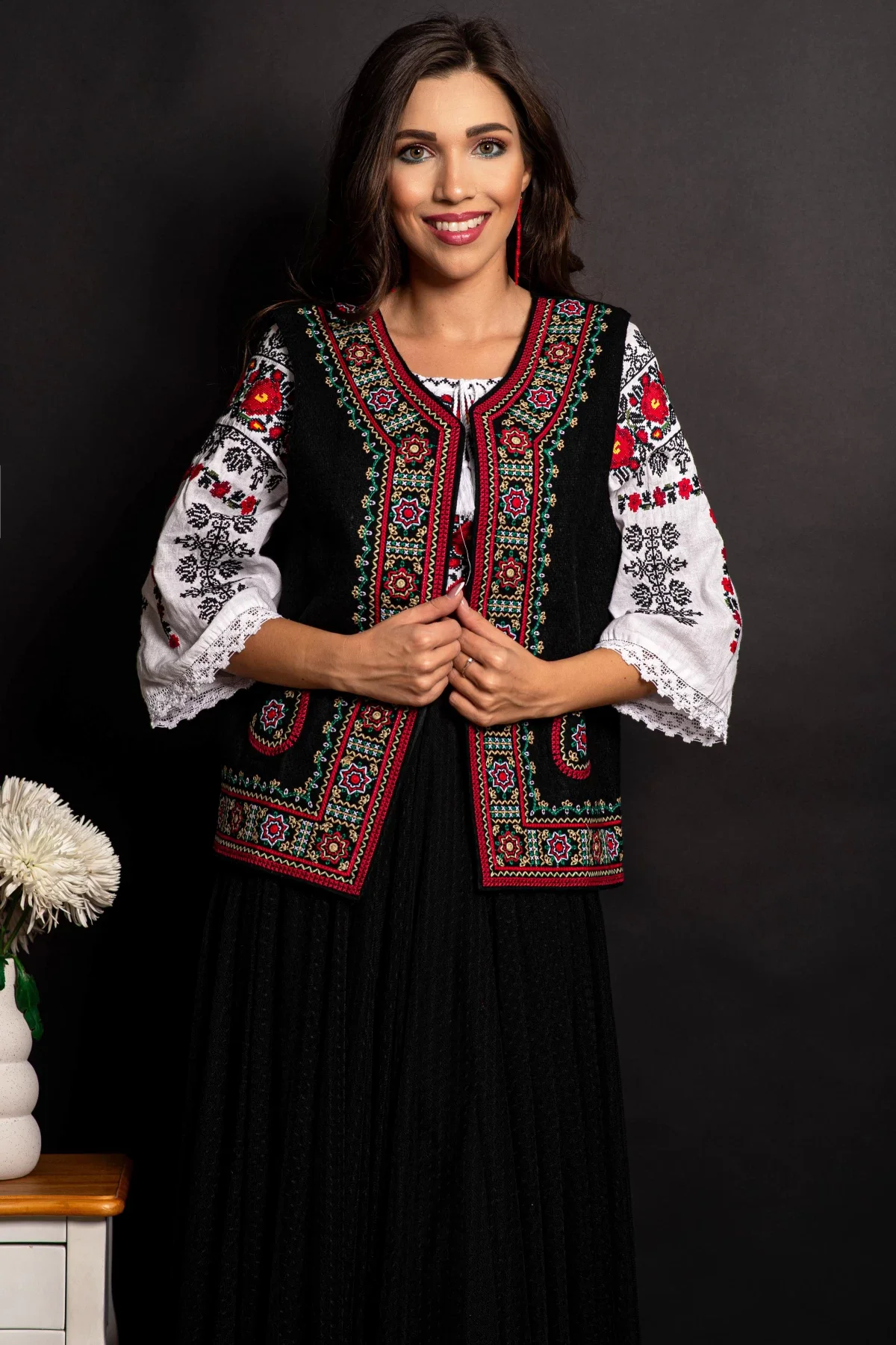 Traditional Vesta a neagra Ruxandra brodata cu motivul stelei