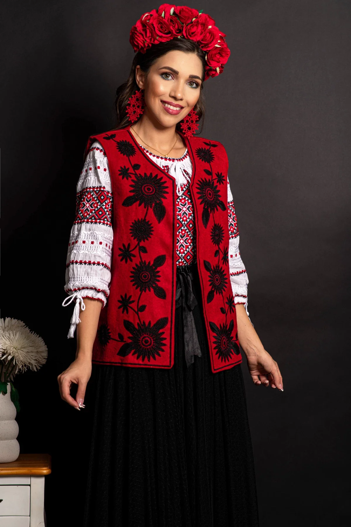 Traditional Vesta a rosie Tania cu margarete brodate