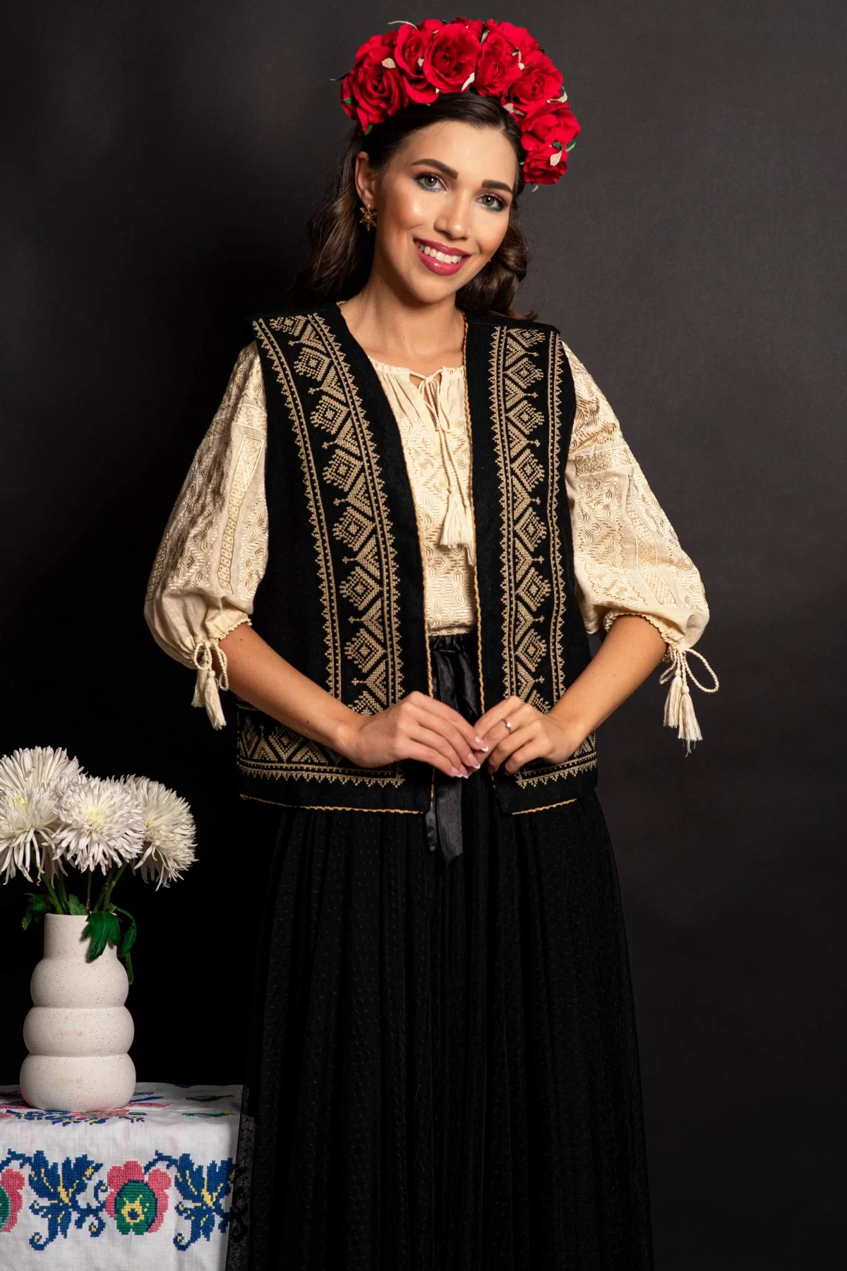 Traditional Vesta dama a Aniela neagra cu broderie bej si simbolul rombului