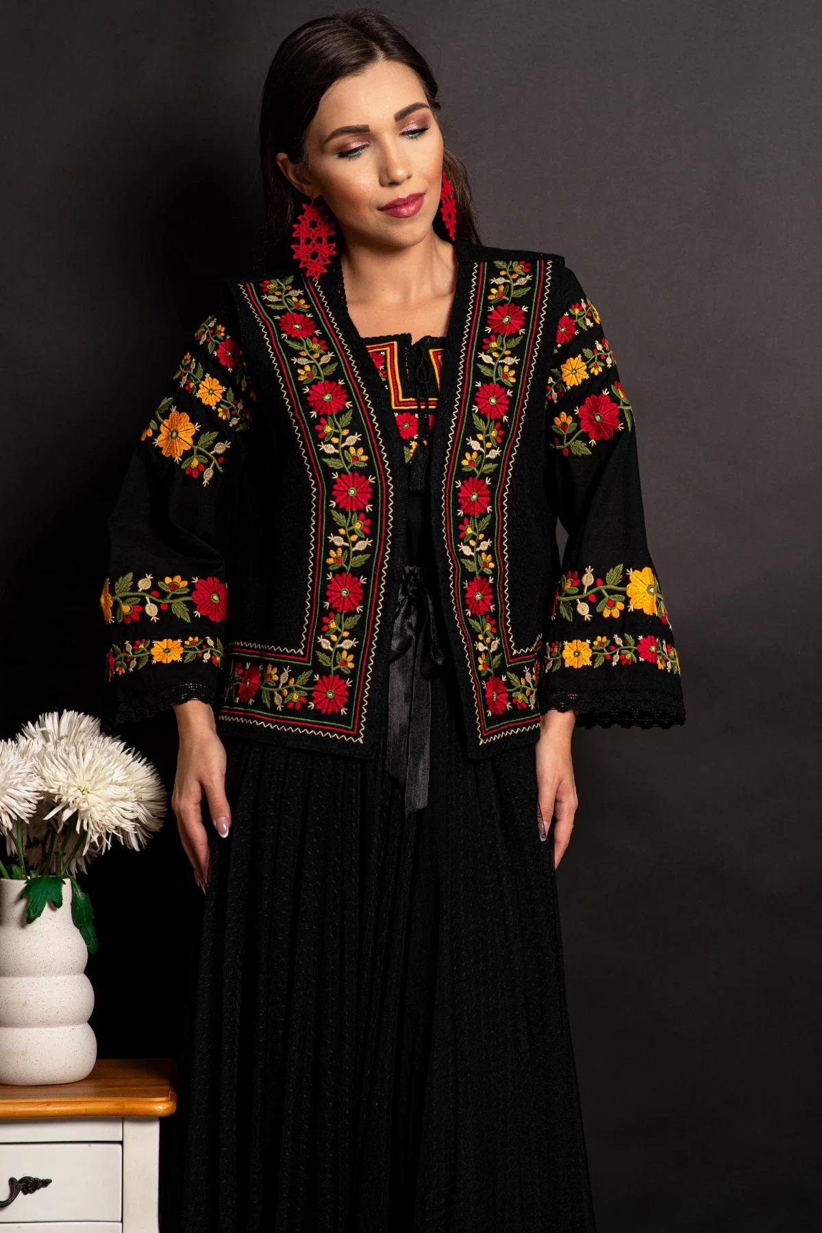 Traditional Vesta dama a Bianca neagra cu broderie florala bogata