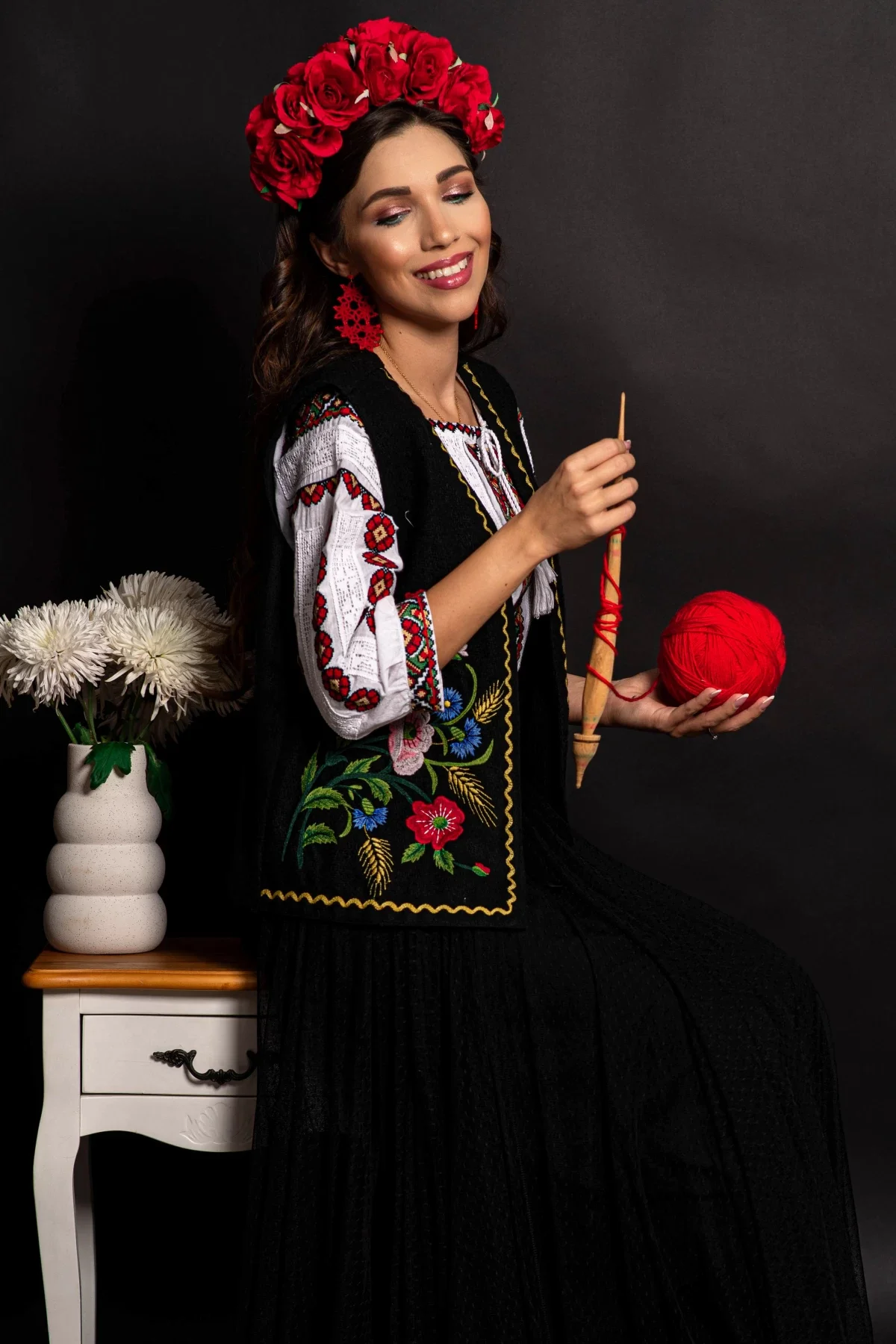 Traditional Vesta dama a neagra Georgeta cu maci brodati
