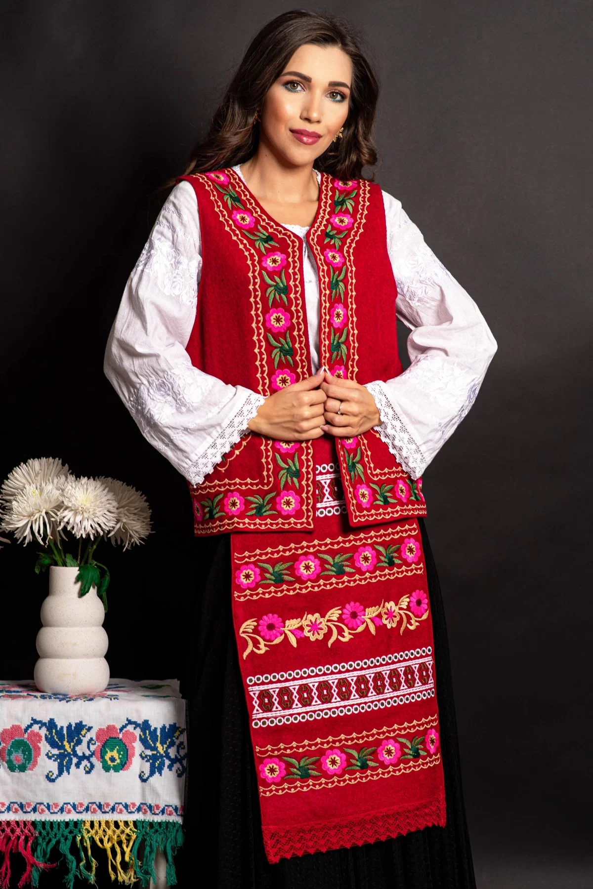 Traditional Vesta dama a Tiana rosie cu broderie florala