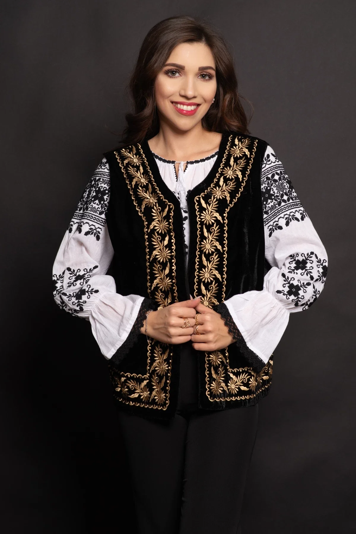 Traditional Vesta nationala Margareta din catifea cu broderie florala aurie
